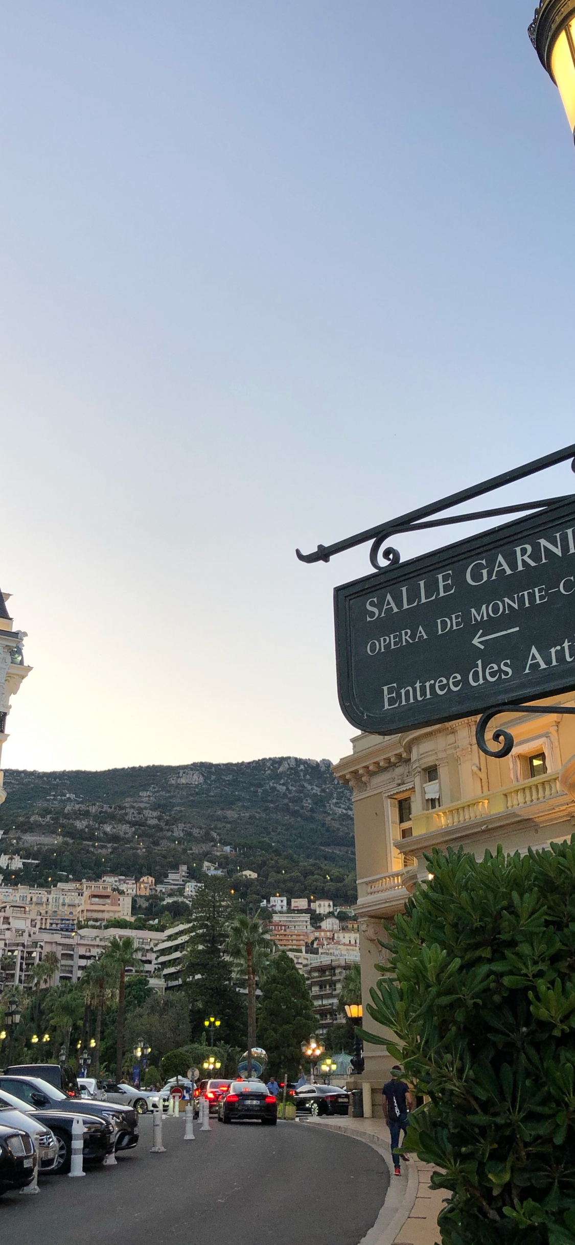 Обои городок, дорога, соседство, улица, дорожное покрытие в разрешении 1125x2436