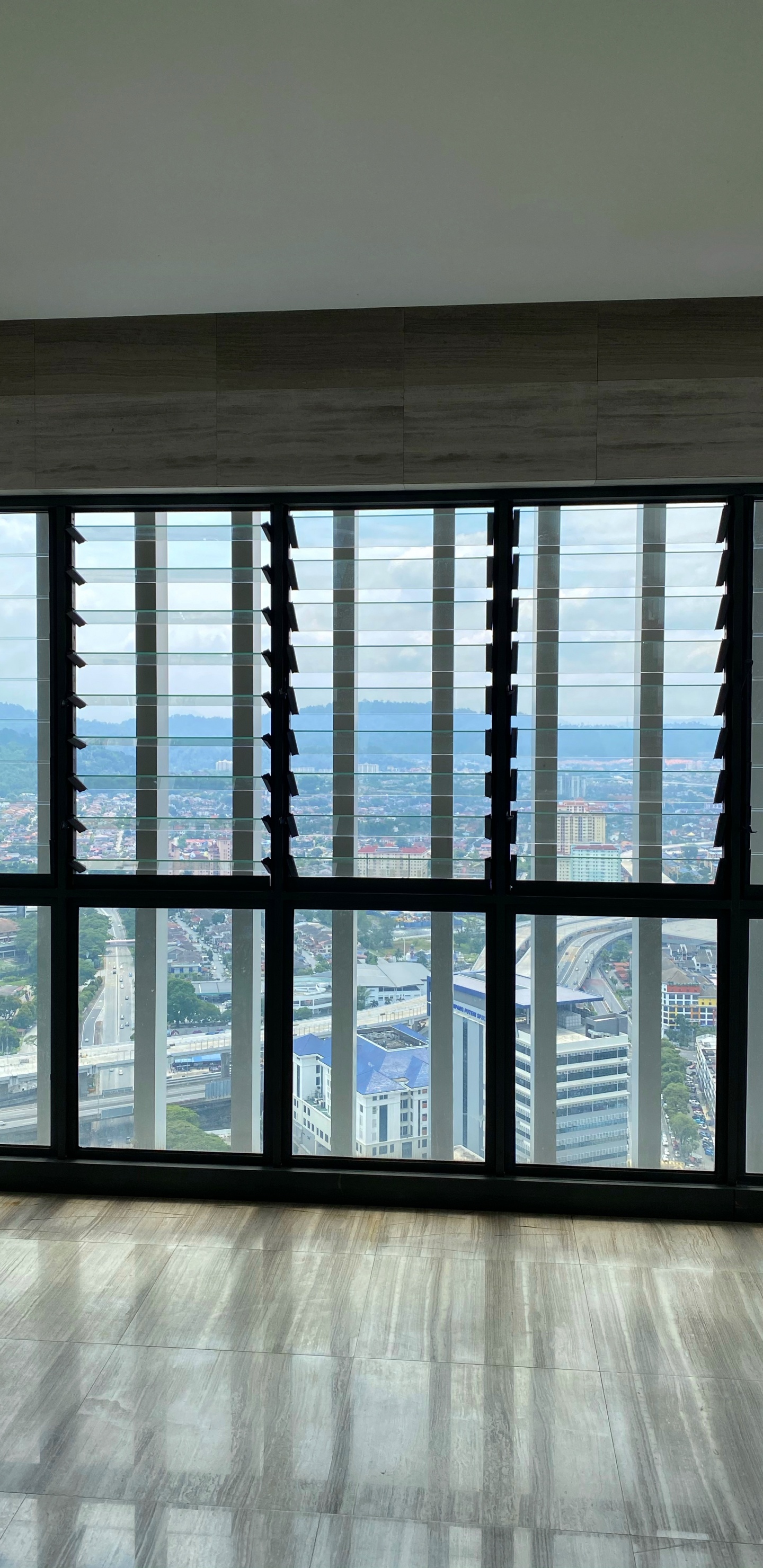 Обои дневное освещение, окно, окно лечения, заволакивания окна, недвижимость в разрешении 1440x2960