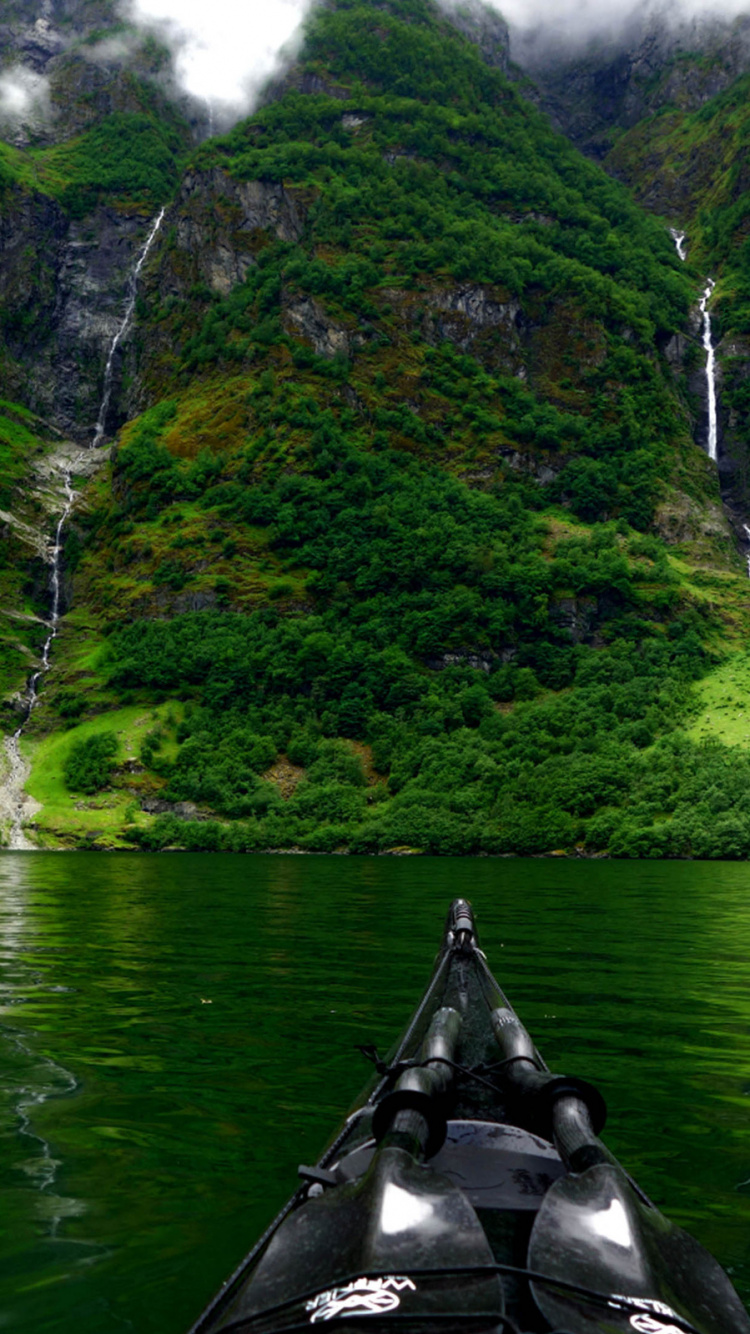 Обои фьорд, природа, дикая местность, байдарка, водный путь в разрешении 750x1334