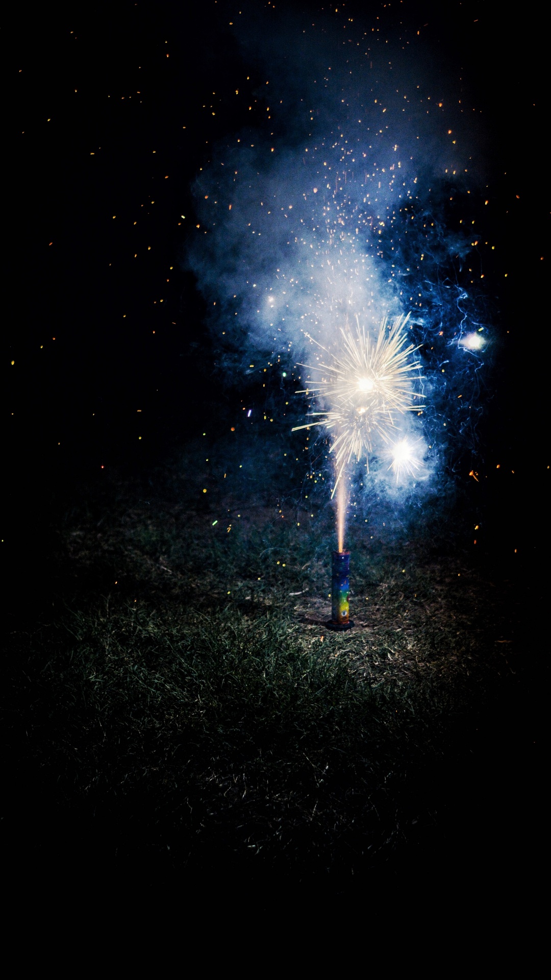 Обои салют, темнота, вода, ночь, полночь в разрешении 1080x1920