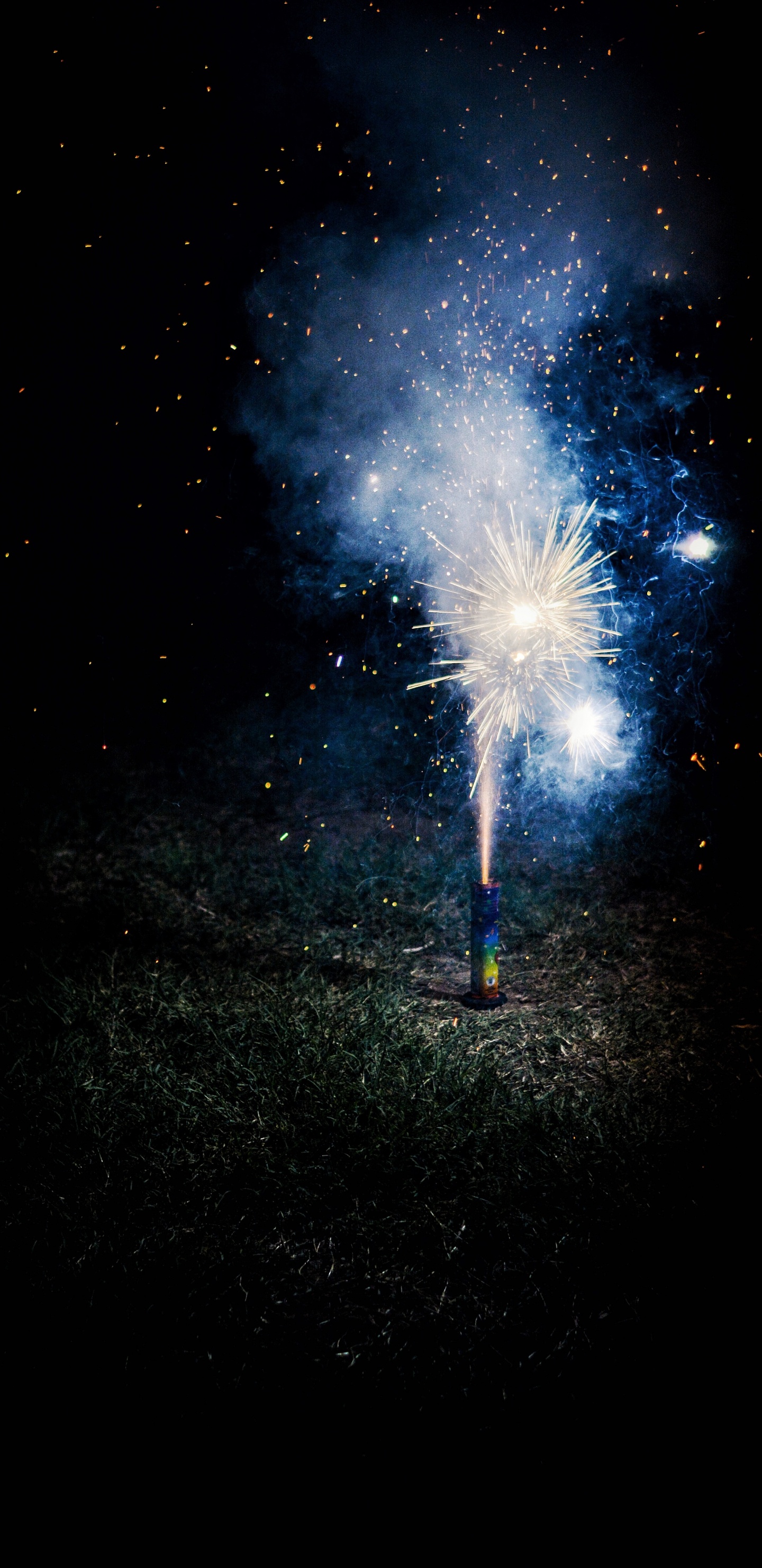 Обои салют, темнота, вода, ночь, полночь в разрешении 1440x2960