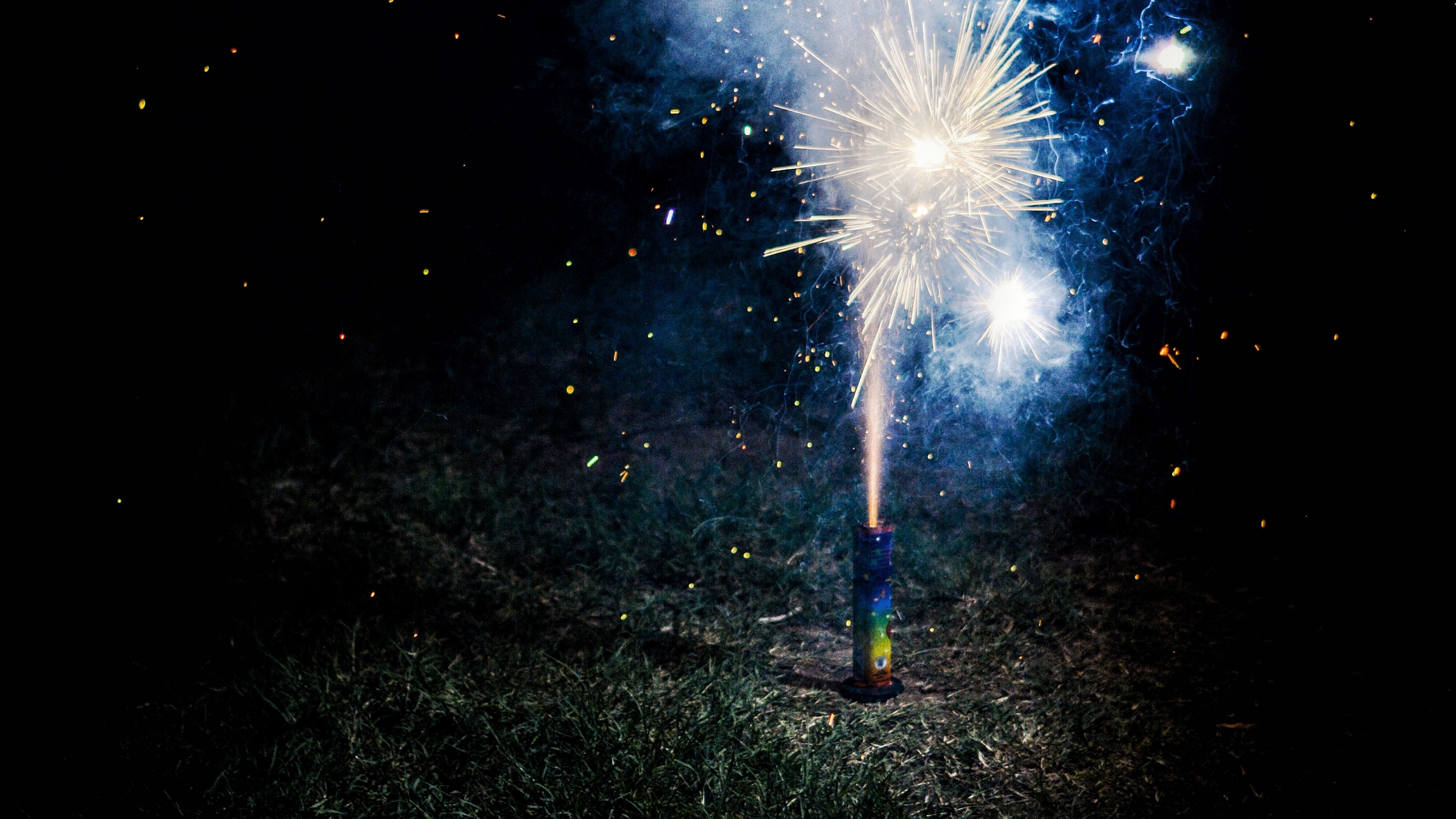 Обои салют, темнота, вода, ночь, полночь в разрешении 2560x1440