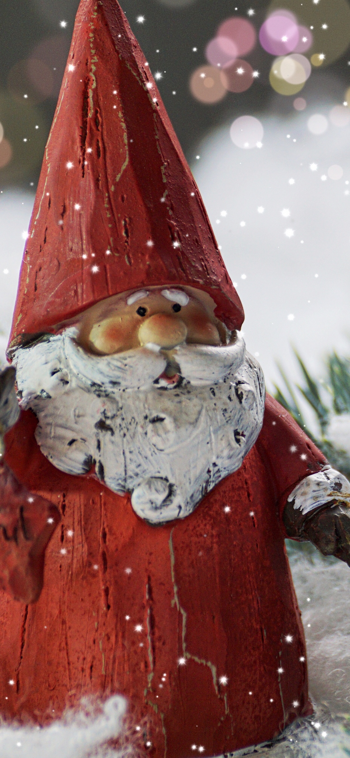 Обои Рождественский день, Санта-Клаус, украшение газона, рождественский орнамент, Рождество в разрешении 1125x2436