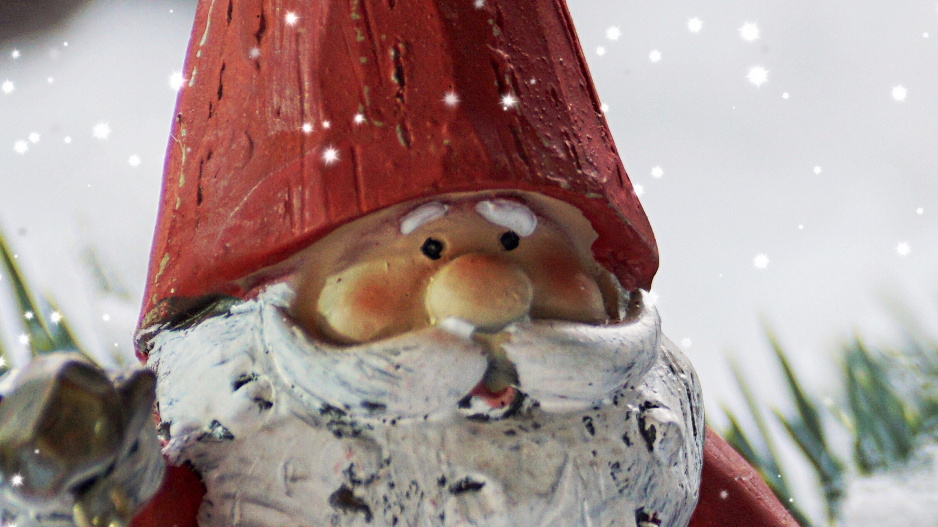 Обои Рождественский день, Санта-Клаус, украшение газона, рождественский орнамент, Рождество в разрешении 1366x768