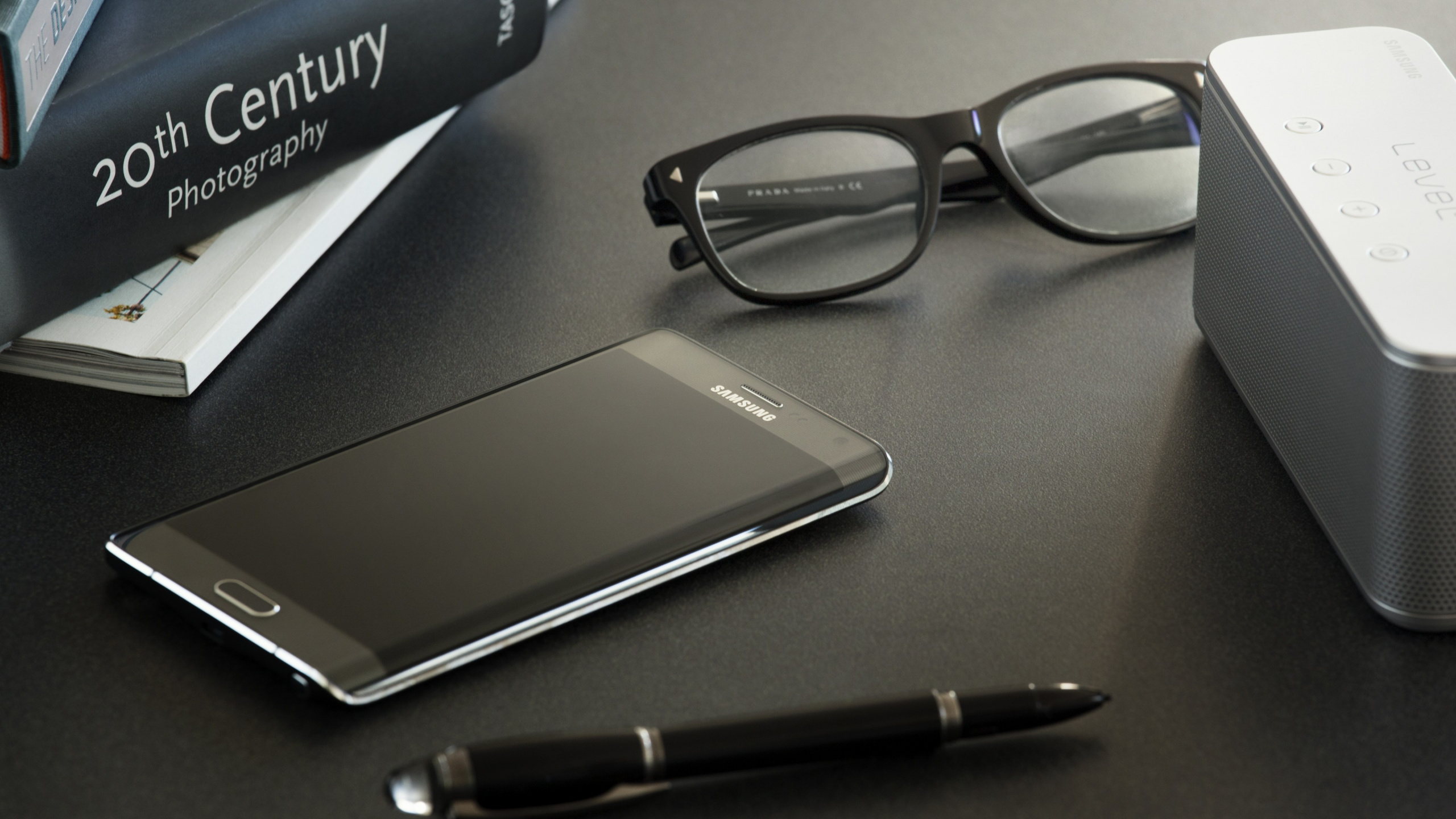 Обои Фаблет, смартфон, очки, электронное устройство, гаджет в разрешении 2560x1440