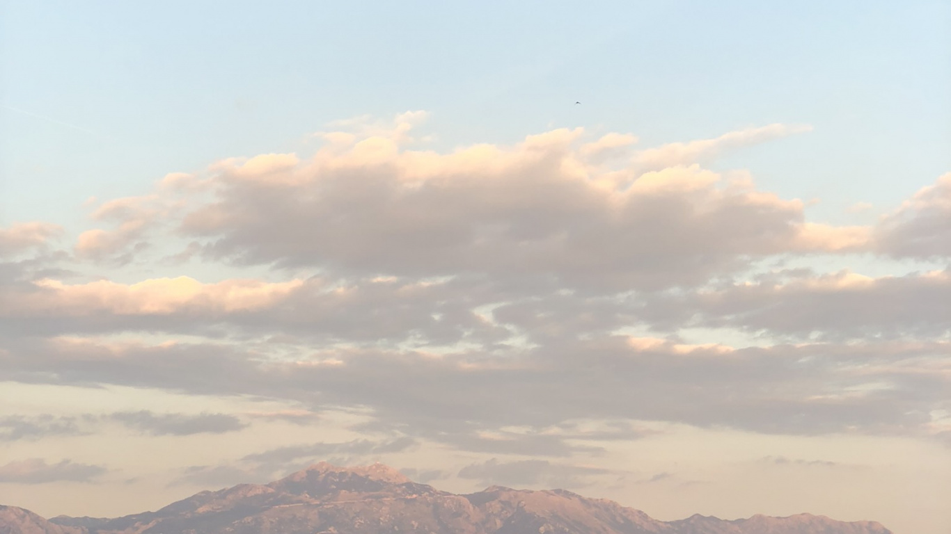 Обои пейзажи гор, горный хребет, горный рельеф, облако, холм в разрешении 1366x768