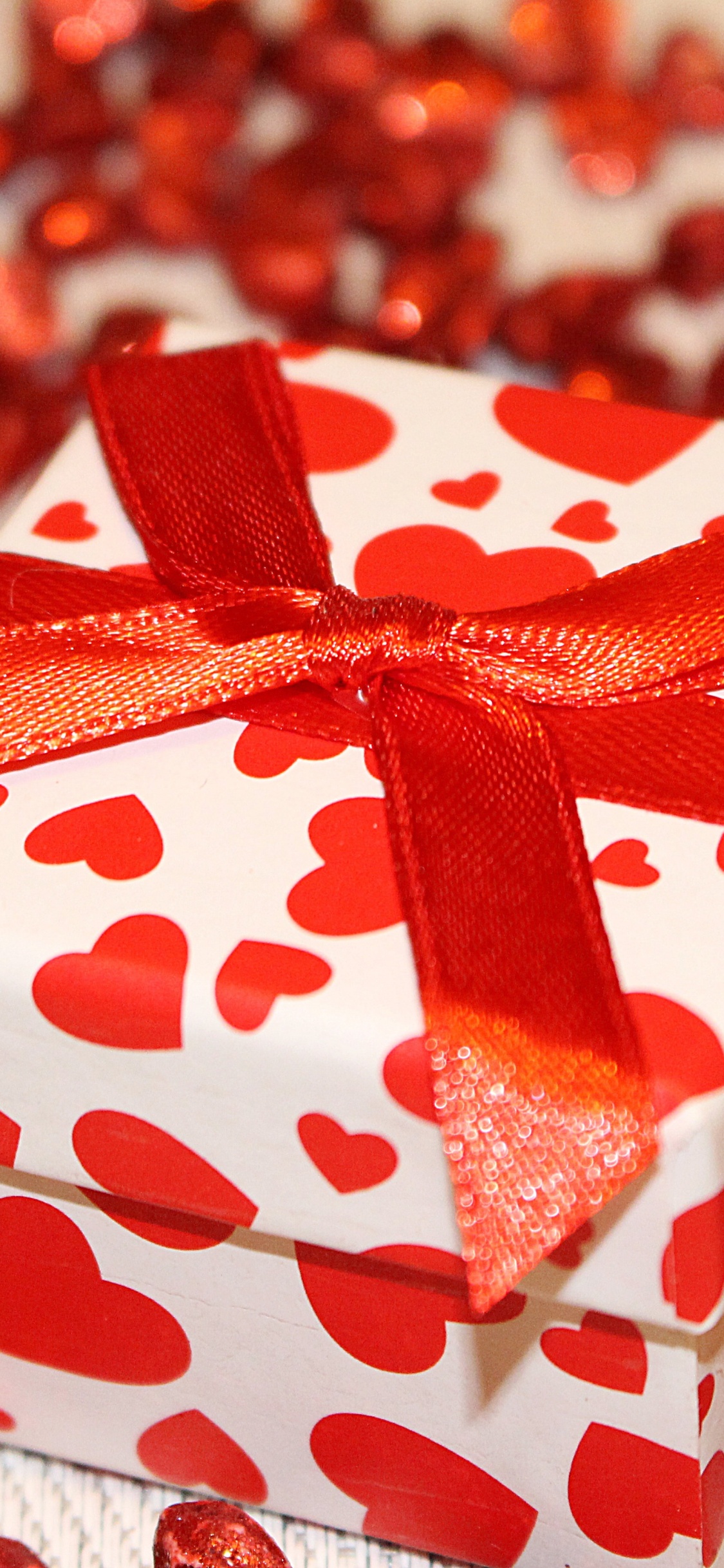 Обои подарок, День Святого Валентина, подарочная упаковка, красный цвет, пища в разрешении 1125x2436