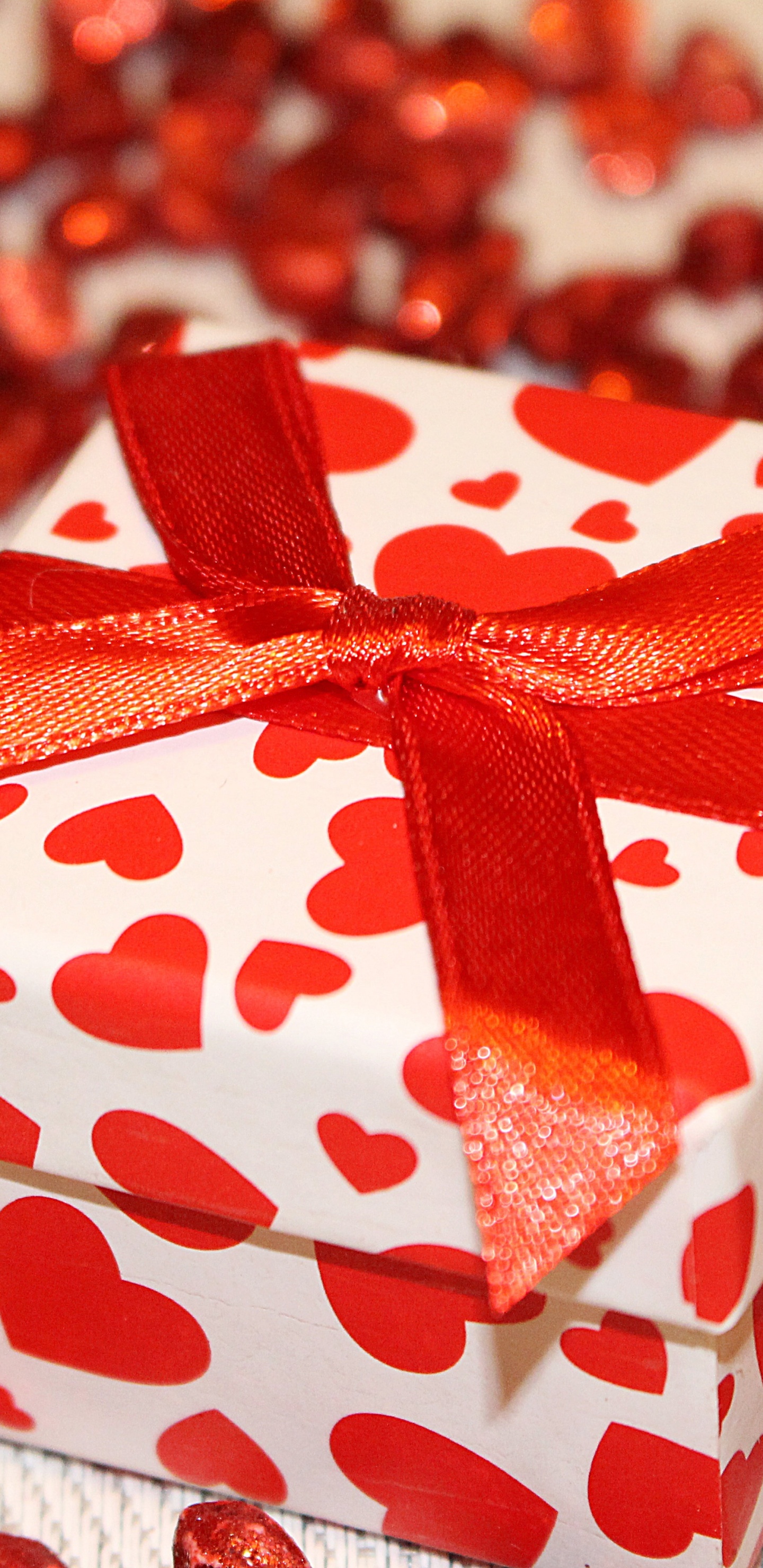 Обои подарок, День Святого Валентина, подарочная упаковка, красный цвет, пища в разрешении 1440x2960
