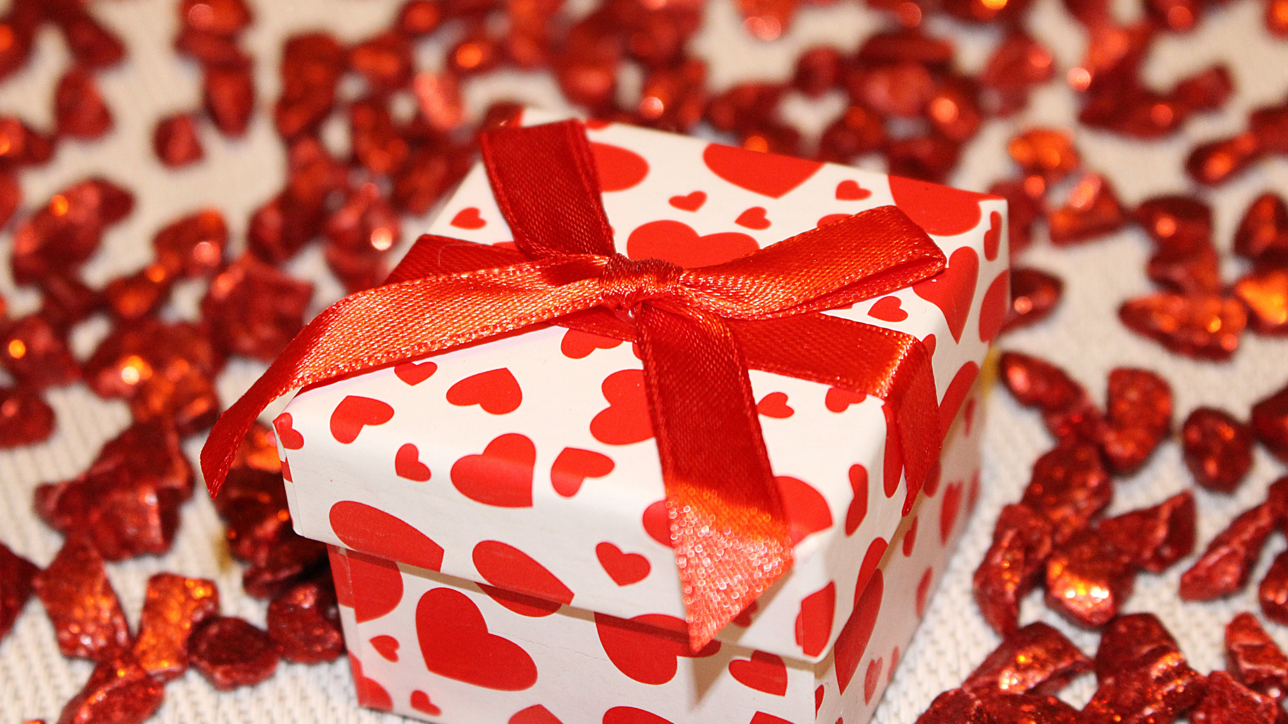 Обои подарок, День Святого Валентина, подарочная упаковка, красный цвет, пища в разрешении 2560x1440