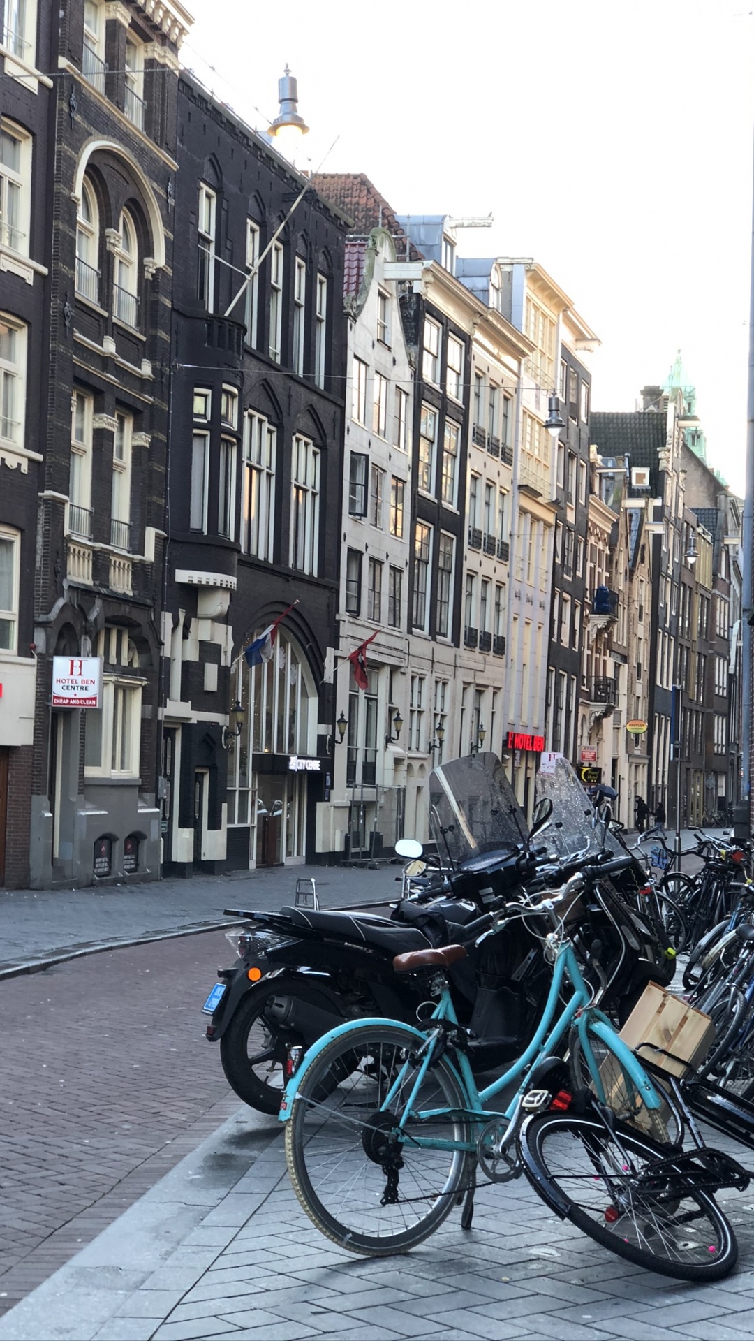 Обои переулок, дорожный велосипед, велосипед, мотоцикл, велосипедная шина в разрешении 1080x1920