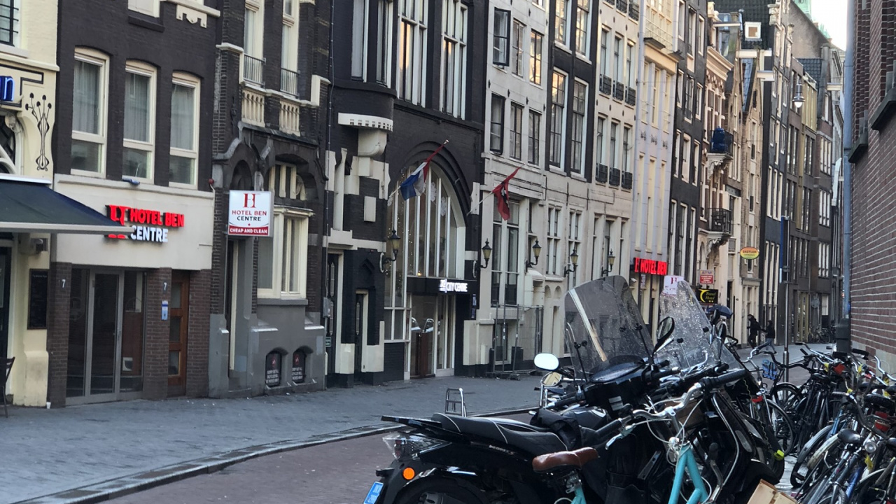 Обои переулок, дорожный велосипед, велосипед, мотоцикл, велосипедная шина в разрешении 1280x720