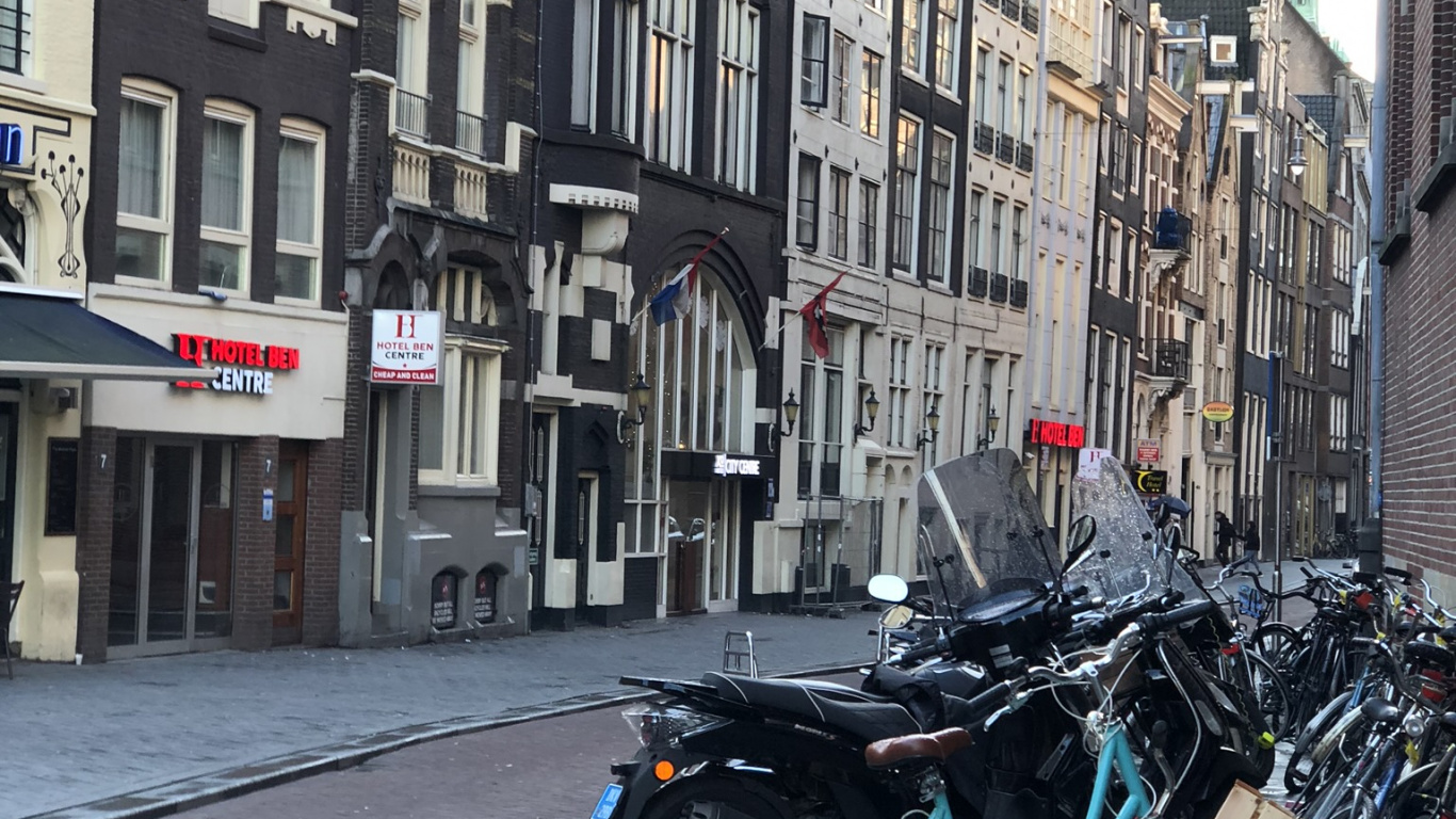 Обои переулок, дорожный велосипед, велосипед, мотоцикл, велосипедная шина в разрешении 1366x768