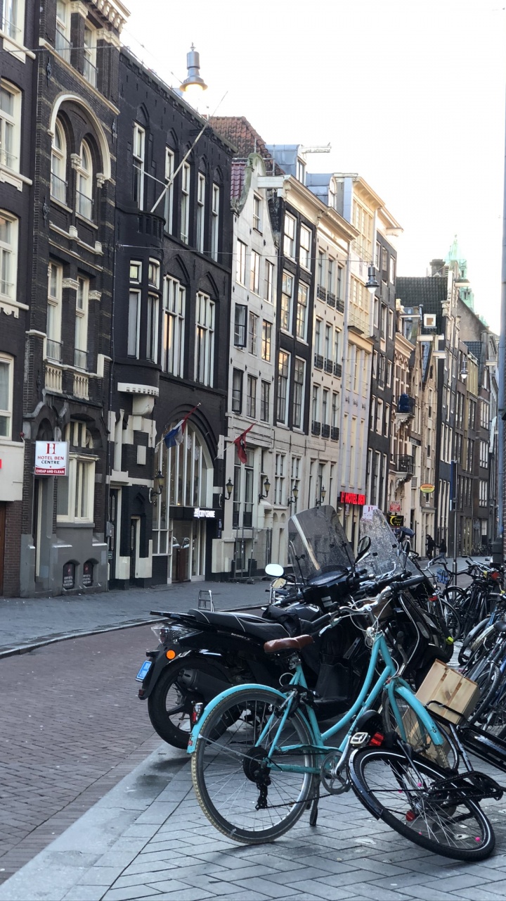 Обои переулок, дорожный велосипед, велосипед, мотоцикл, велосипедная шина в разрешении 720x1280