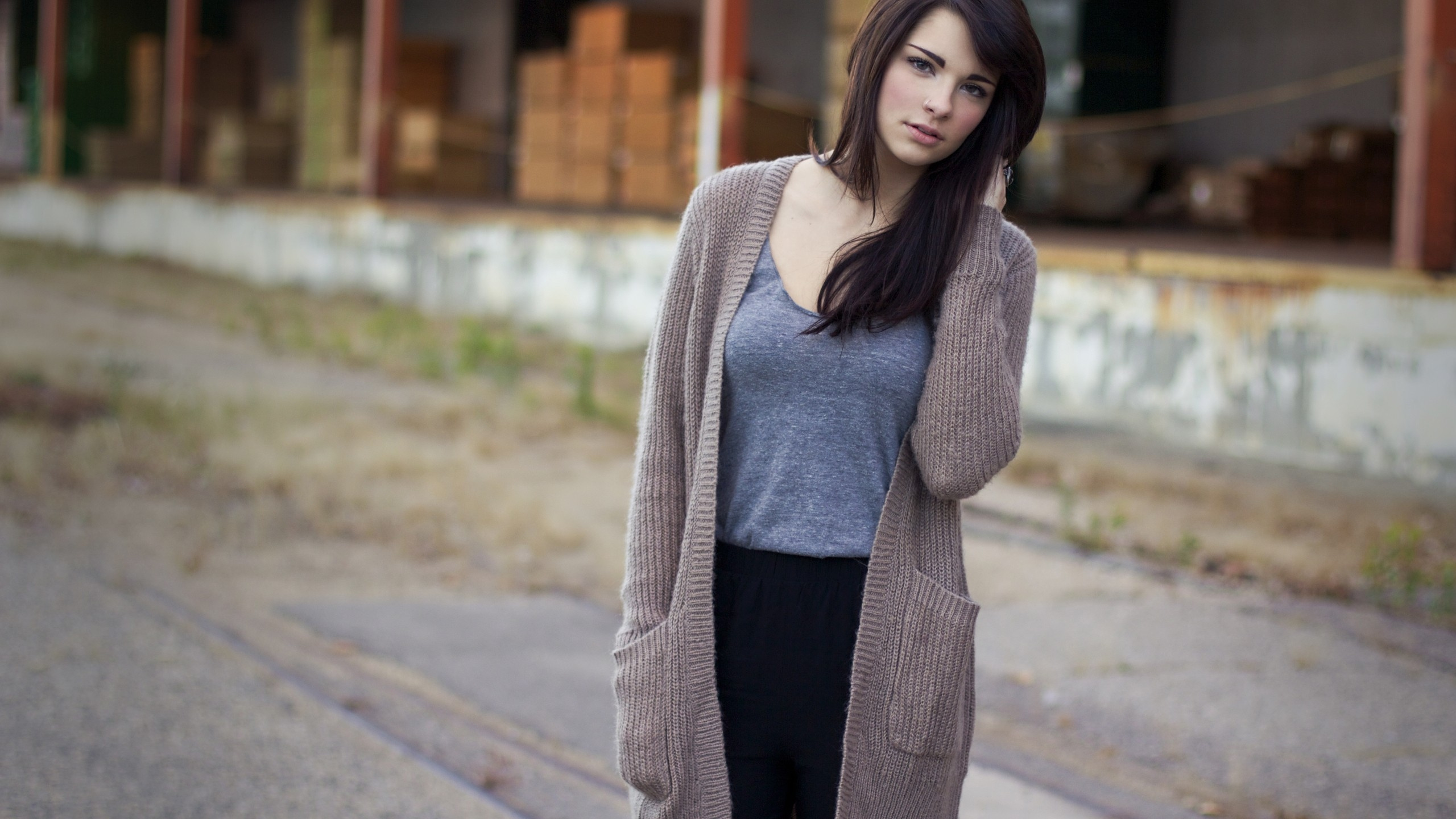 Обои одежда, верхняя одежда, красота, свитер, Эмили Радд в разрешении 2560x1440