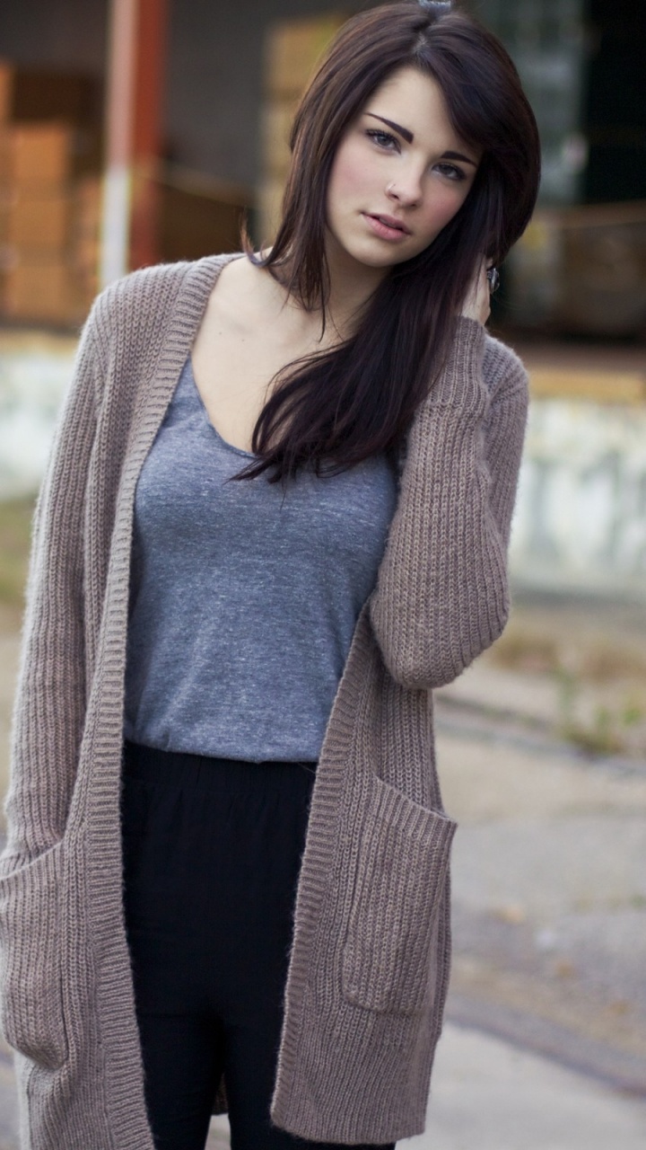 Обои одежда, верхняя одежда, красота, свитер, Эмили Радд в разрешении 720x1280