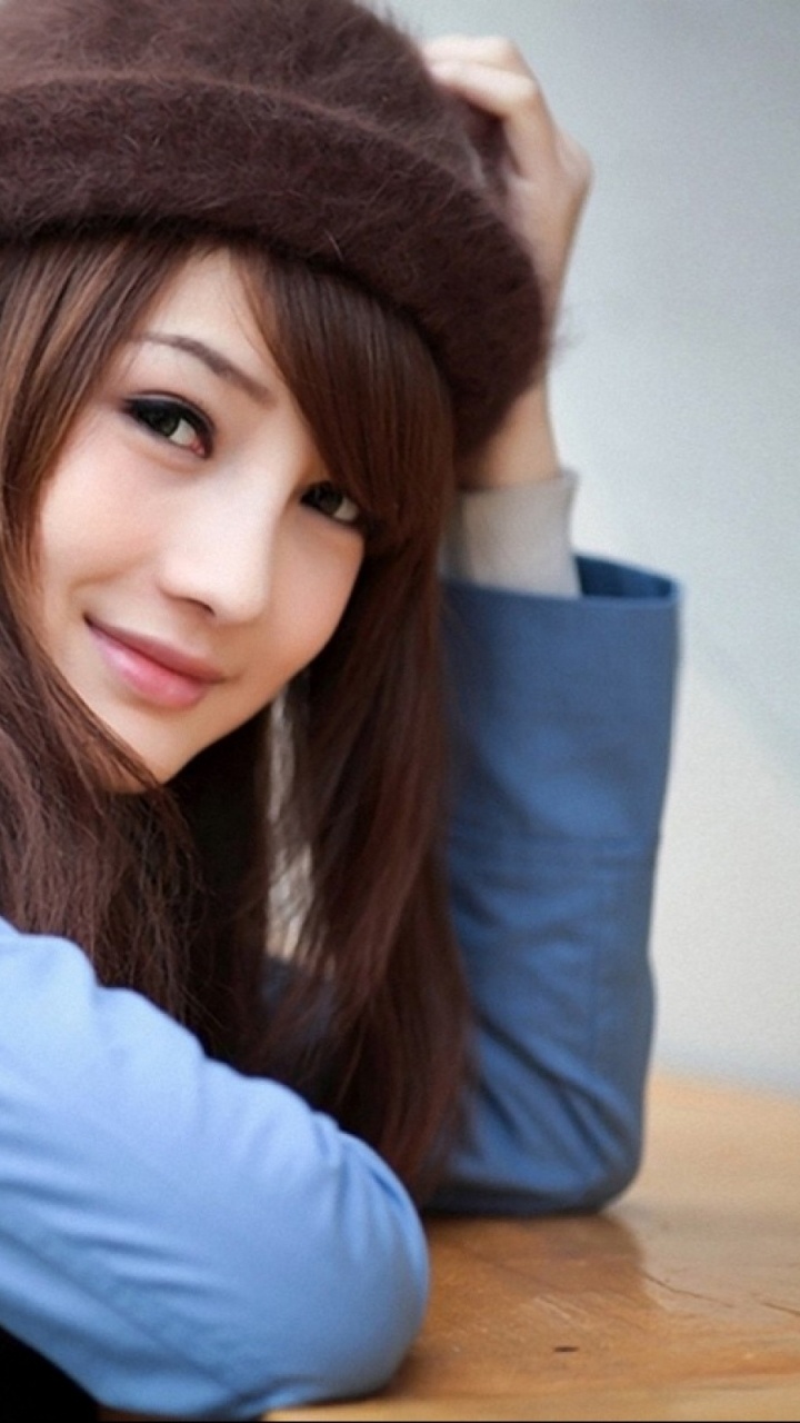 Обои красота, каштановые волосы, длинные волосы, головной убор, привлекательность в разрешении 720x1280