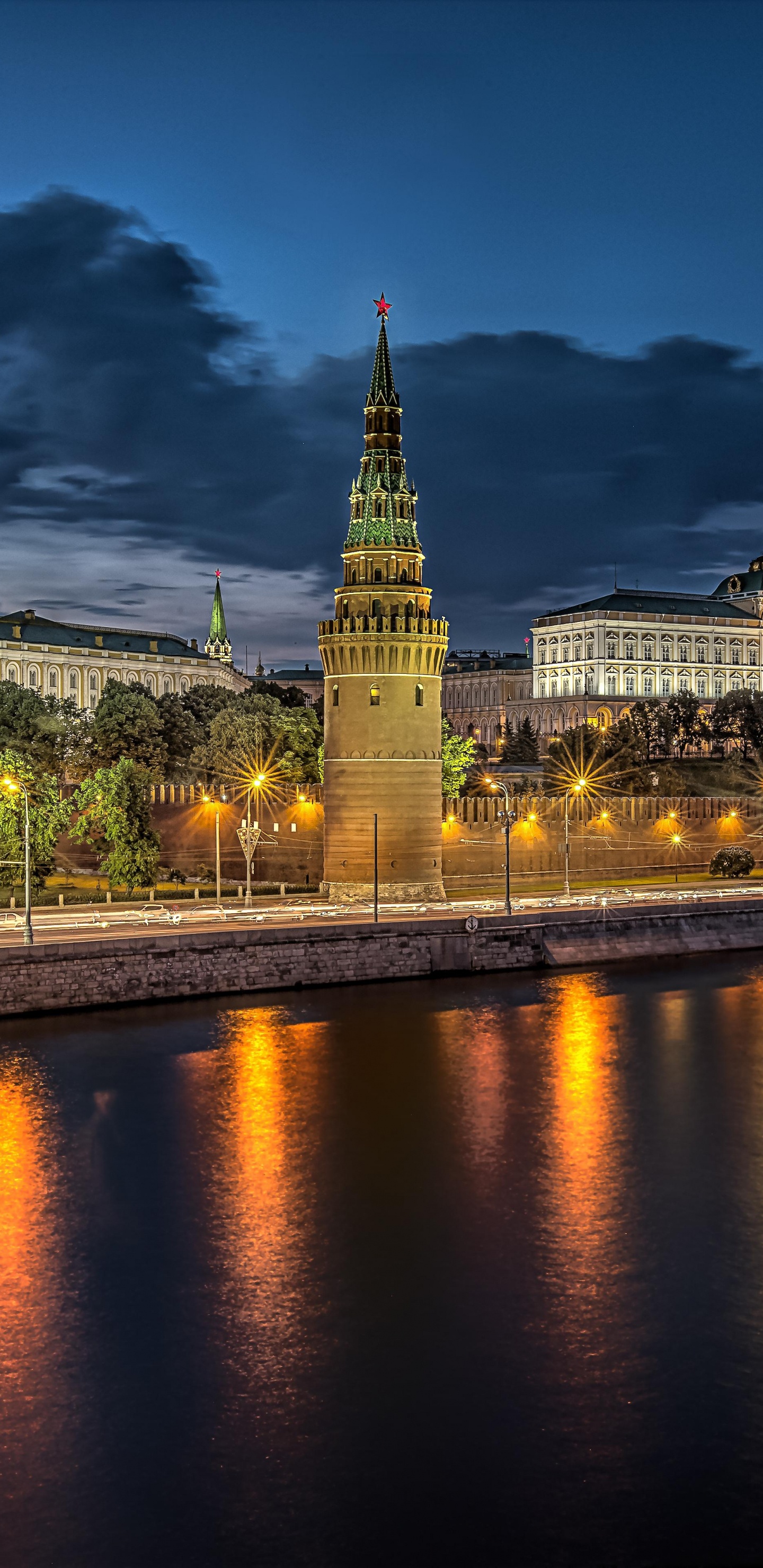 Обои Москва-река, Красная площадь, отражение, ориентир, ночь в разрешении 1440x2960