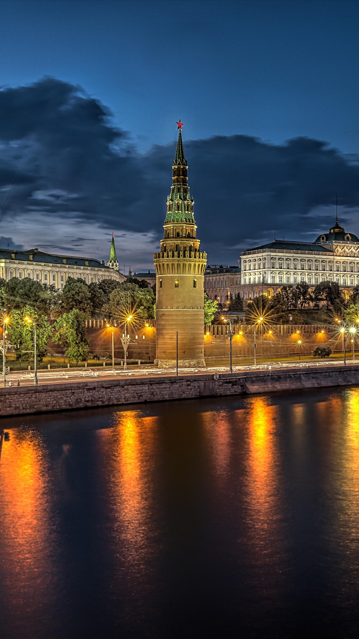 Обои Москва-река, Красная площадь, отражение, ориентир, ночь в разрешении 720x1280