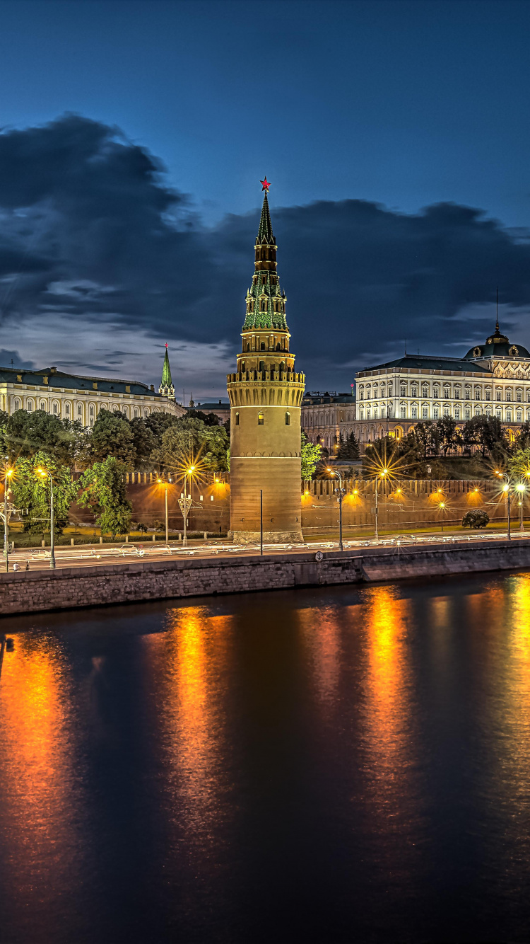 Обои Москва-река, Красная площадь, отражение, ориентир, ночь в разрешении 750x1334