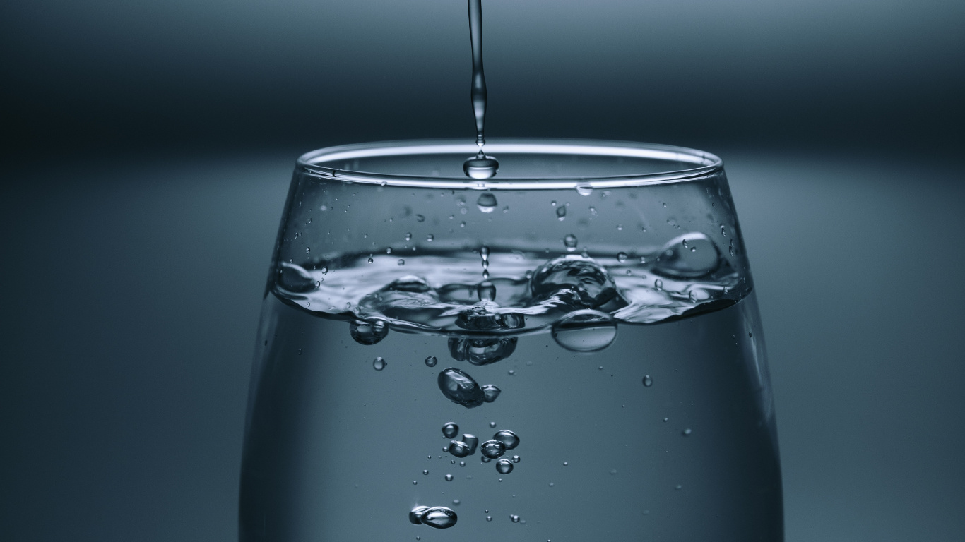 Обои питьевая вода, стекло, вода, жидкий, падение в разрешении 1366x768