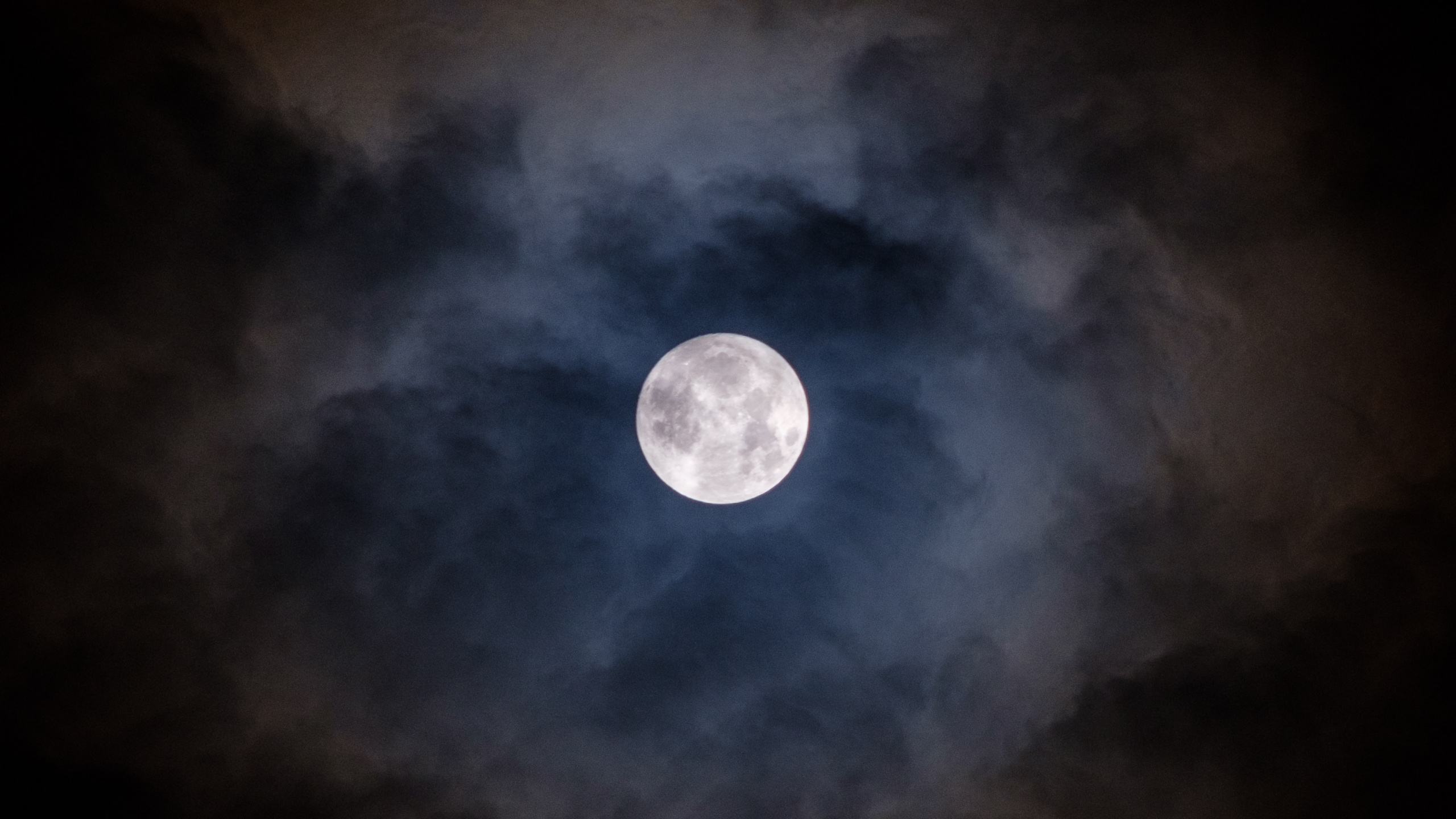 Clouded moon. Лунное небо. Луна на небе. Ночное небо с луной. Темное небо с луной.