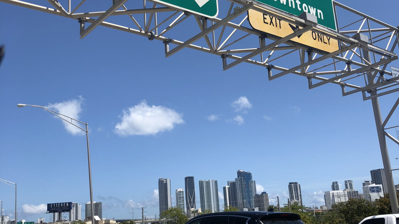 Обои Майами, МайамиБич, дорожный знак, дорога, автомобильное зеркало в разрешении 1280x720