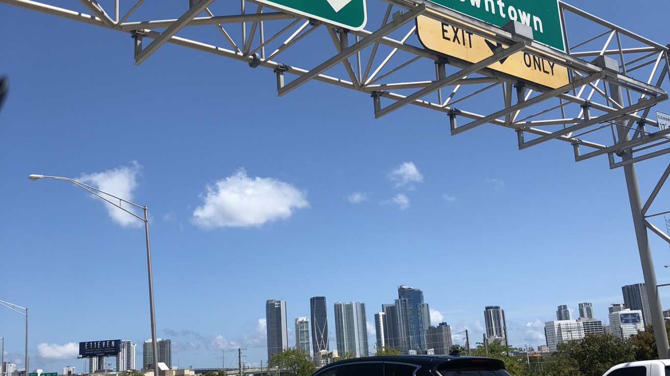 Обои Майами, МайамиБич, дорожный знак, дорога, автомобильное зеркало в разрешении 1366x768