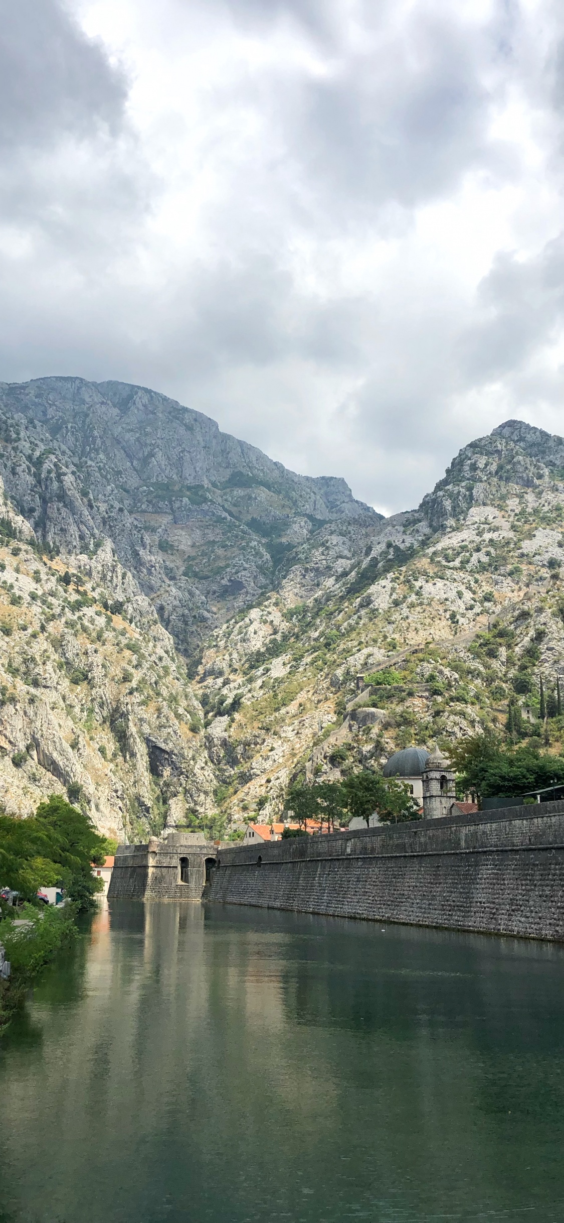 Обои Кампана башня, пейзажи гор, гидроресурсы, фьорд, вода в разрешении 1125x2436