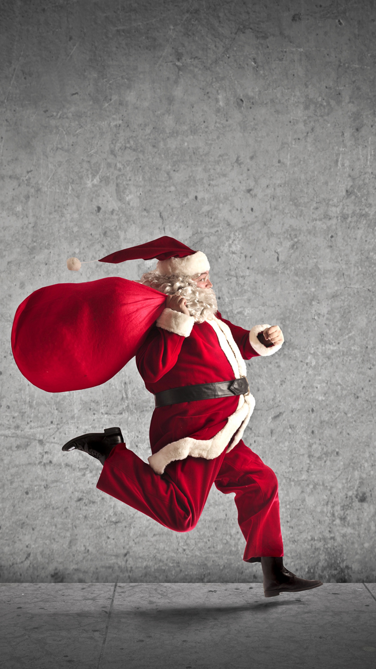 Обои Рождественский день, подарок, Санта-Клаус, костюм, Рождество в разрешении 1440x2560