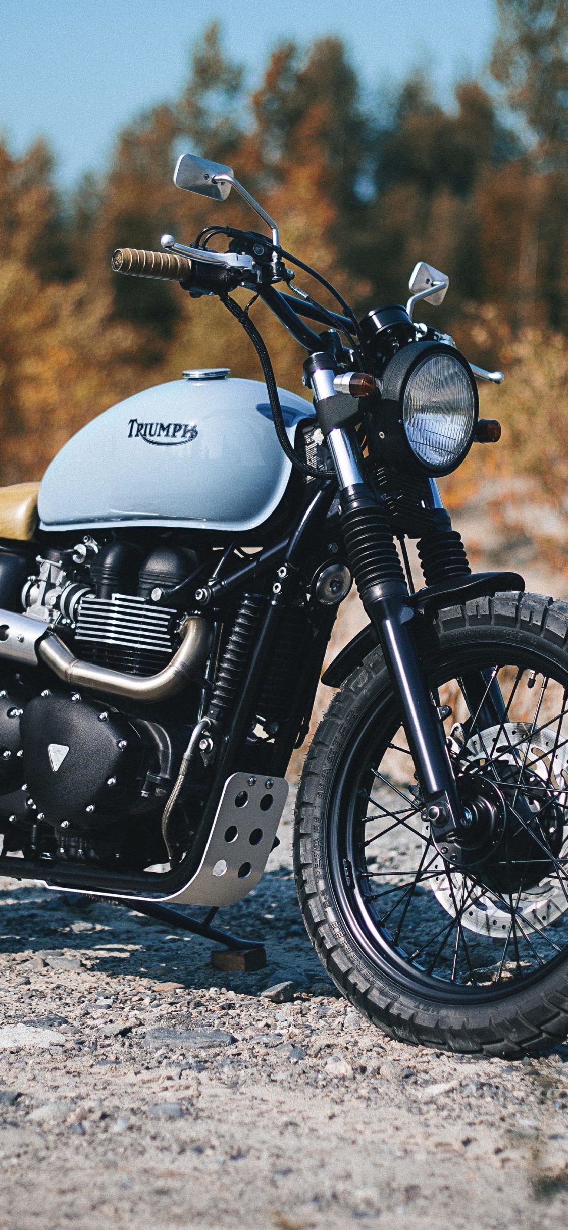 Обои Мотоциклы Triumph, мотоцикл, triumph scrambler, triumph bonneville bobber, автомобильные шины в разрешении 1125x2436