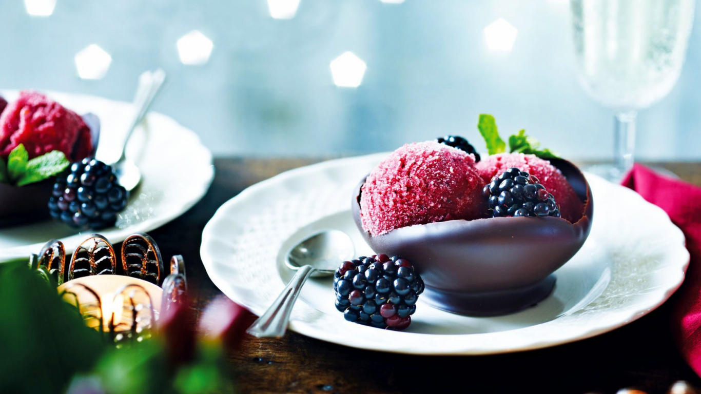Обои Клубничное мороженое, шоколад, пища, сладость, замороженный десерт в разрешении 1366x768