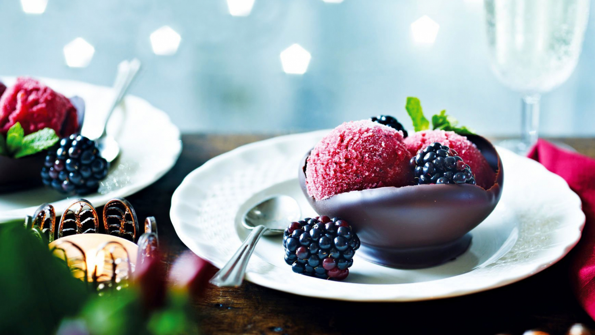 Обои Клубничное мороженое, шоколад, пища, сладость, замороженный десерт в разрешении 1920x1080
