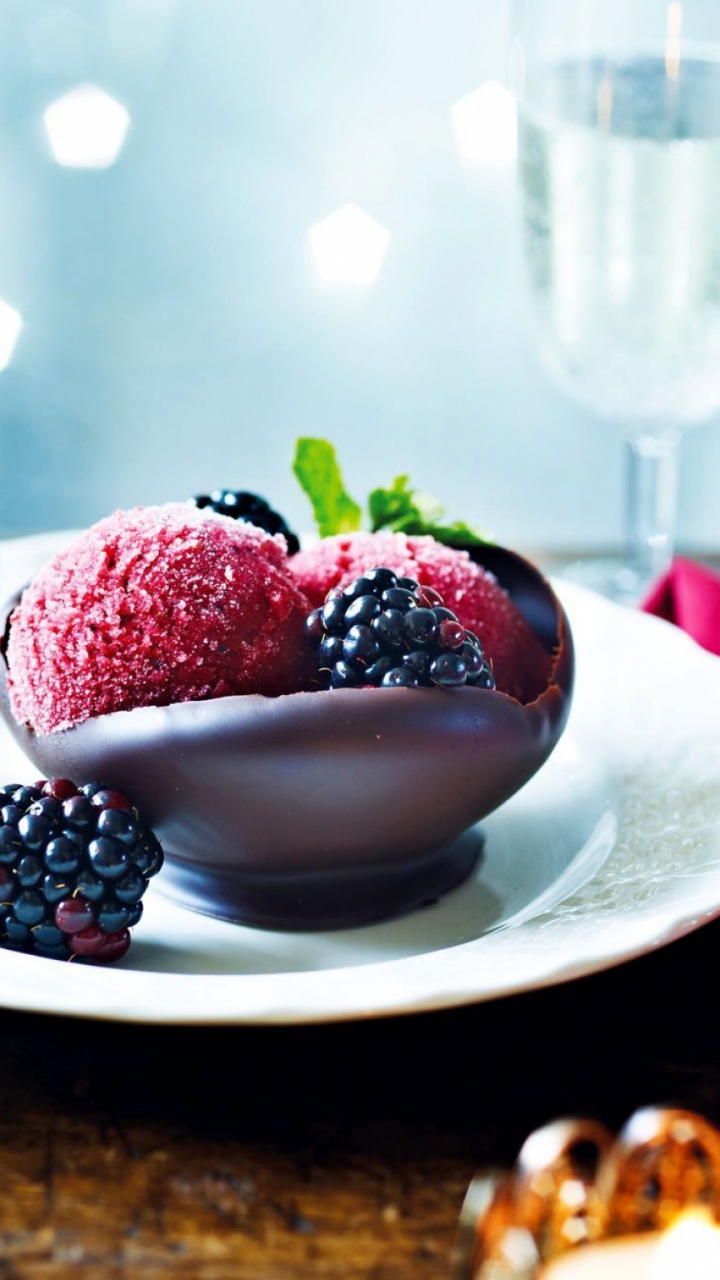 Обои Клубничное мороженое, шоколад, пища, сладость, замороженный десерт в разрешении 720x1280