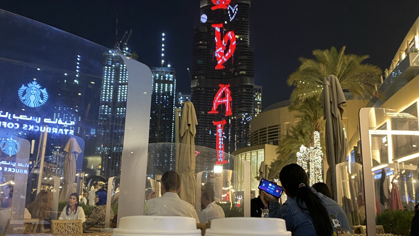 Обои Дубай, Бурдж Халифа, старбакс, новый логотип starbucks 2011, Рождественские украшения в разрешении 1366x768