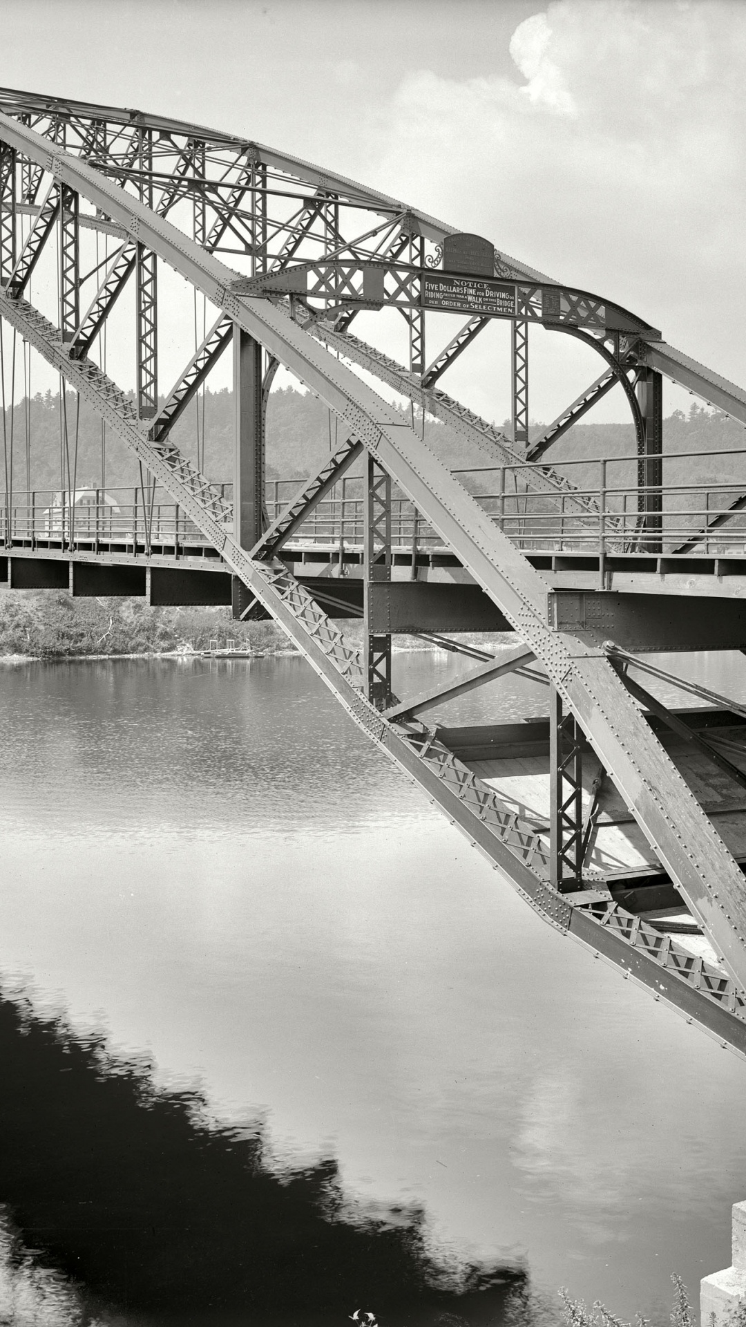 Обои мост, арочный мостик, монохромный, Мост ферменной конструкции, вода в разрешении 1080x1920