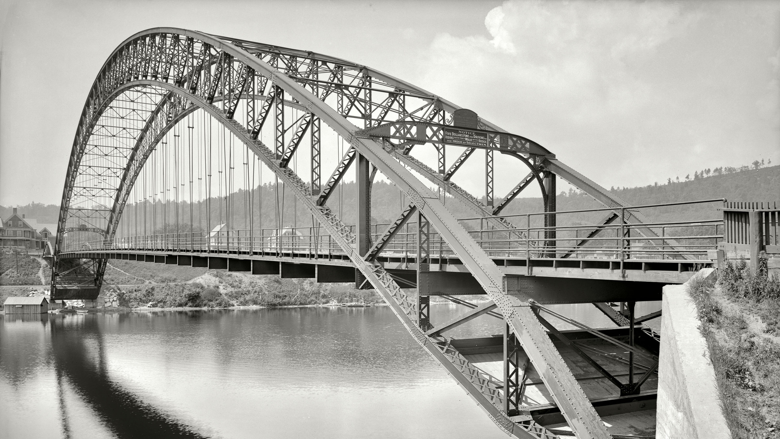 Обои мост, арочный мостик, монохромный, Мост ферменной конструкции, вода в разрешении 2560x1440
