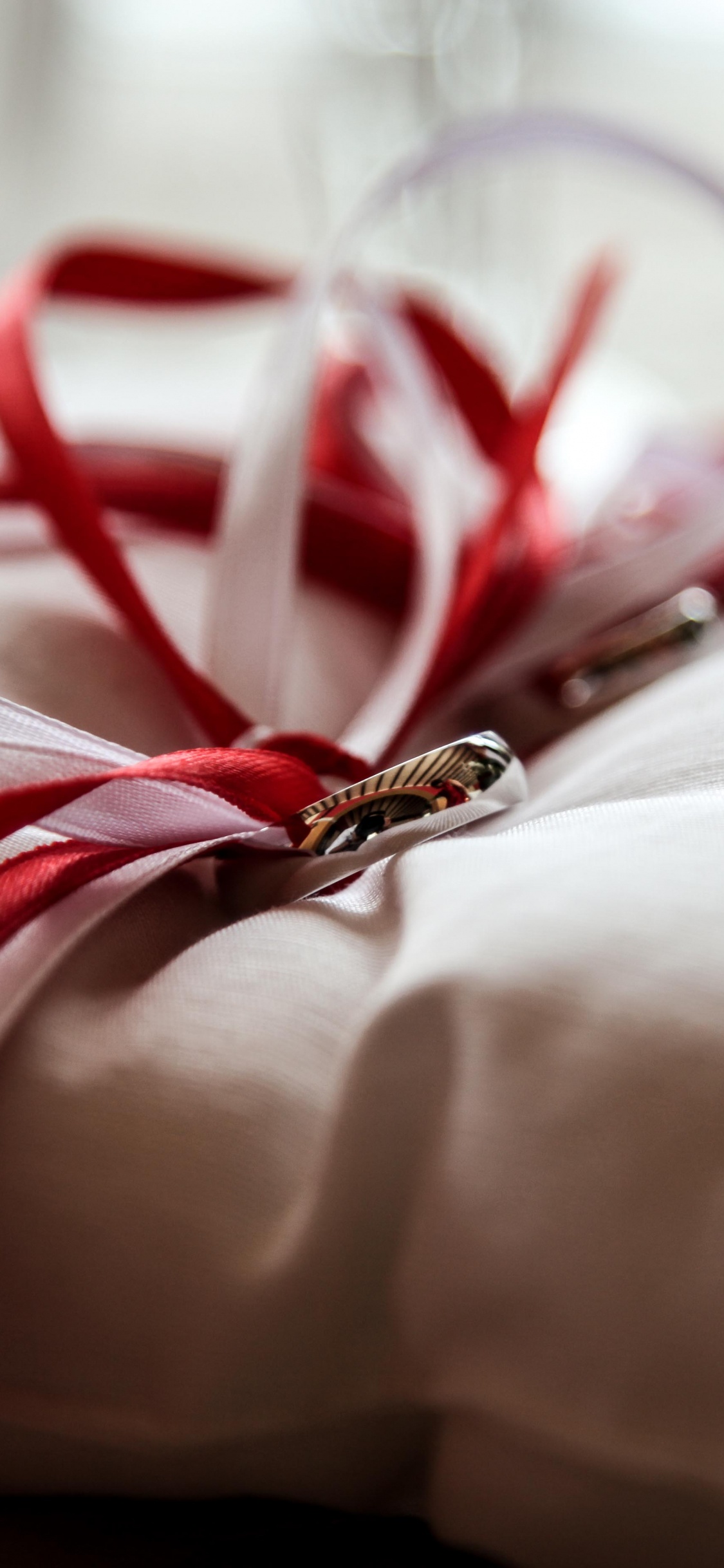 Обои обручальное кольцо, свадьба, красный цвет, свадебная церемония поставки, Обручальное кольцо подушки в разрешении 1125x2436
