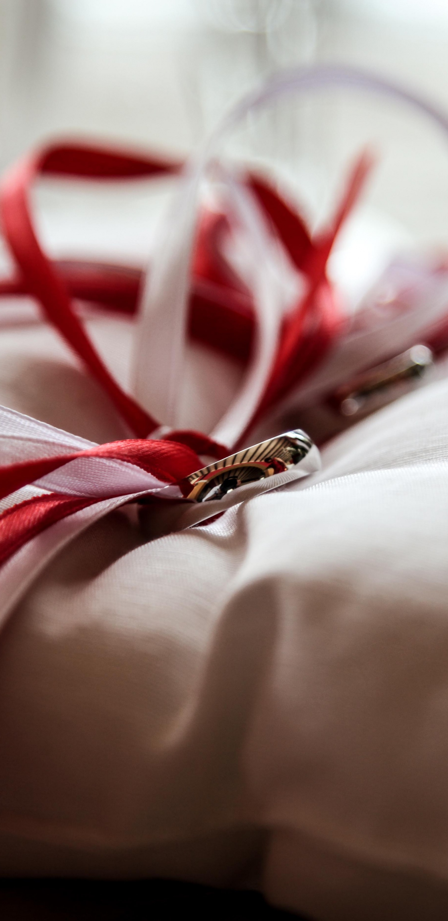 Обои обручальное кольцо, свадьба, красный цвет, свадебная церемония поставки, Обручальное кольцо подушки в разрешении 1440x2960