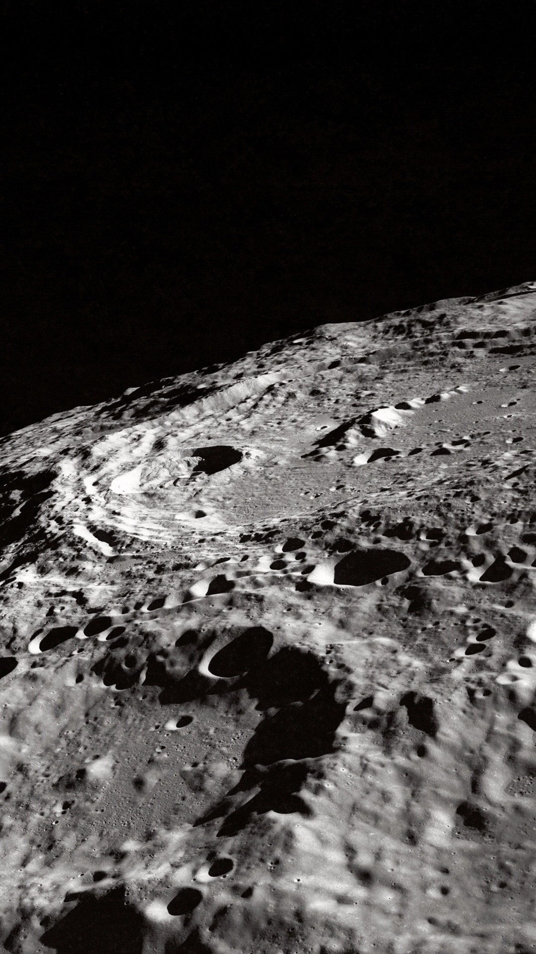 Обои черный и белый, лунная поверхность, вода, Астрономия, астрономический объект в разрешении 1080x1920
