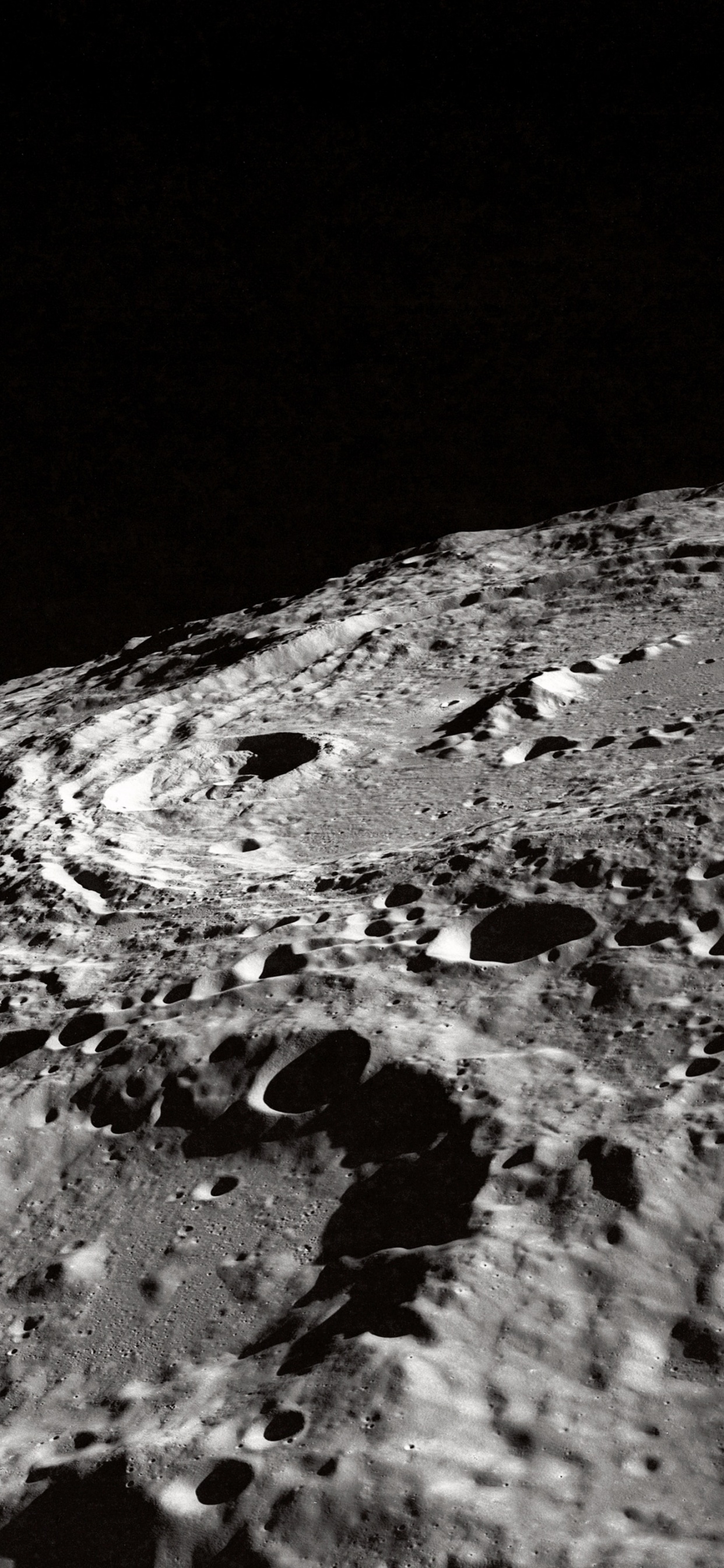 Обои черный и белый, лунная поверхность, вода, Астрономия, астрономический объект в разрешении 1242x2688