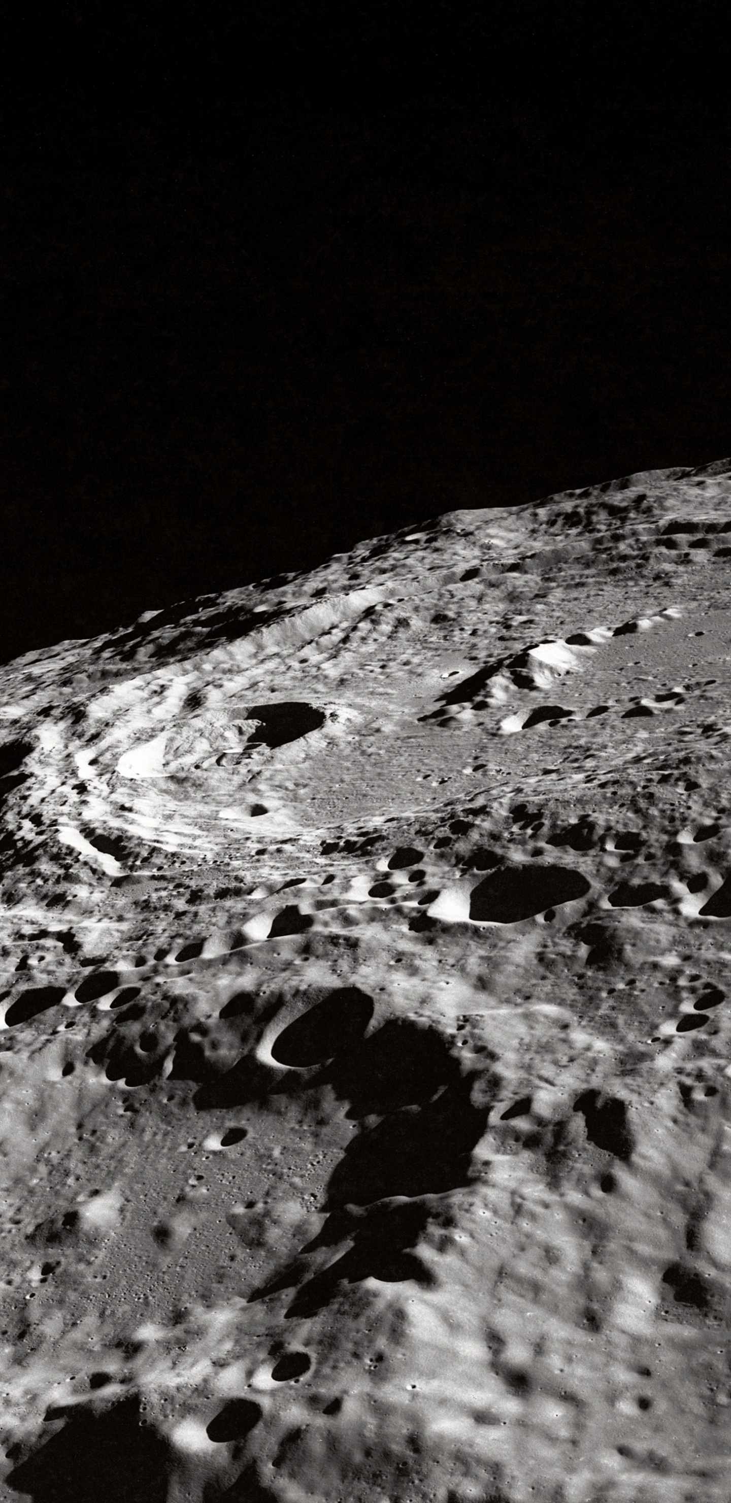 Обои черный и белый, лунная поверхность, вода, Астрономия, астрономический объект в разрешении 1440x2960