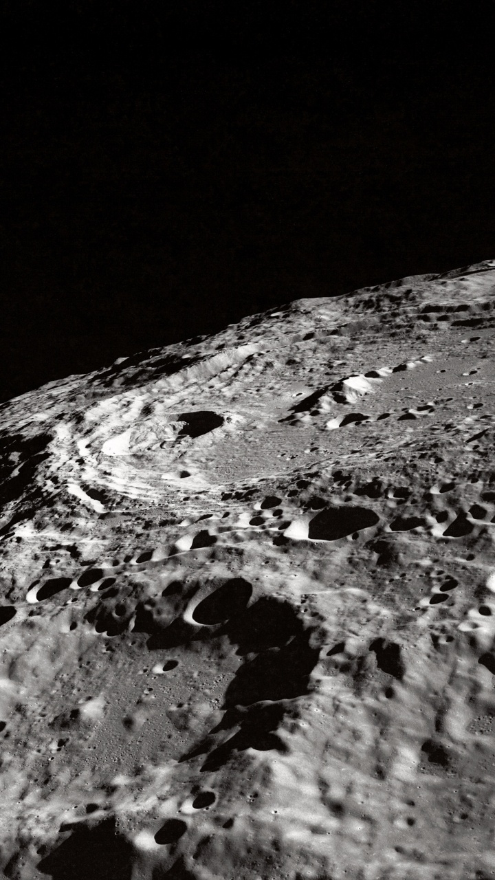 Обои черный и белый, лунная поверхность, вода, Астрономия, астрономический объект в разрешении 720x1280