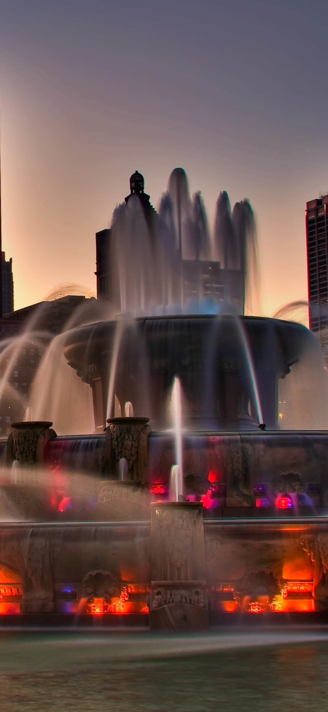 Обои фонтан, город, городской пейзаж, водные элементы, метрополия в разрешении 1125x2436