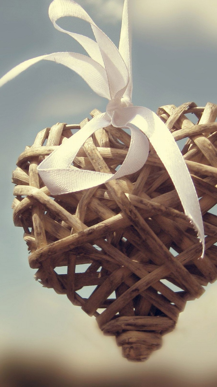 Обои любовь, сердце, прут, небо, телевидение в разрешении 720x1280