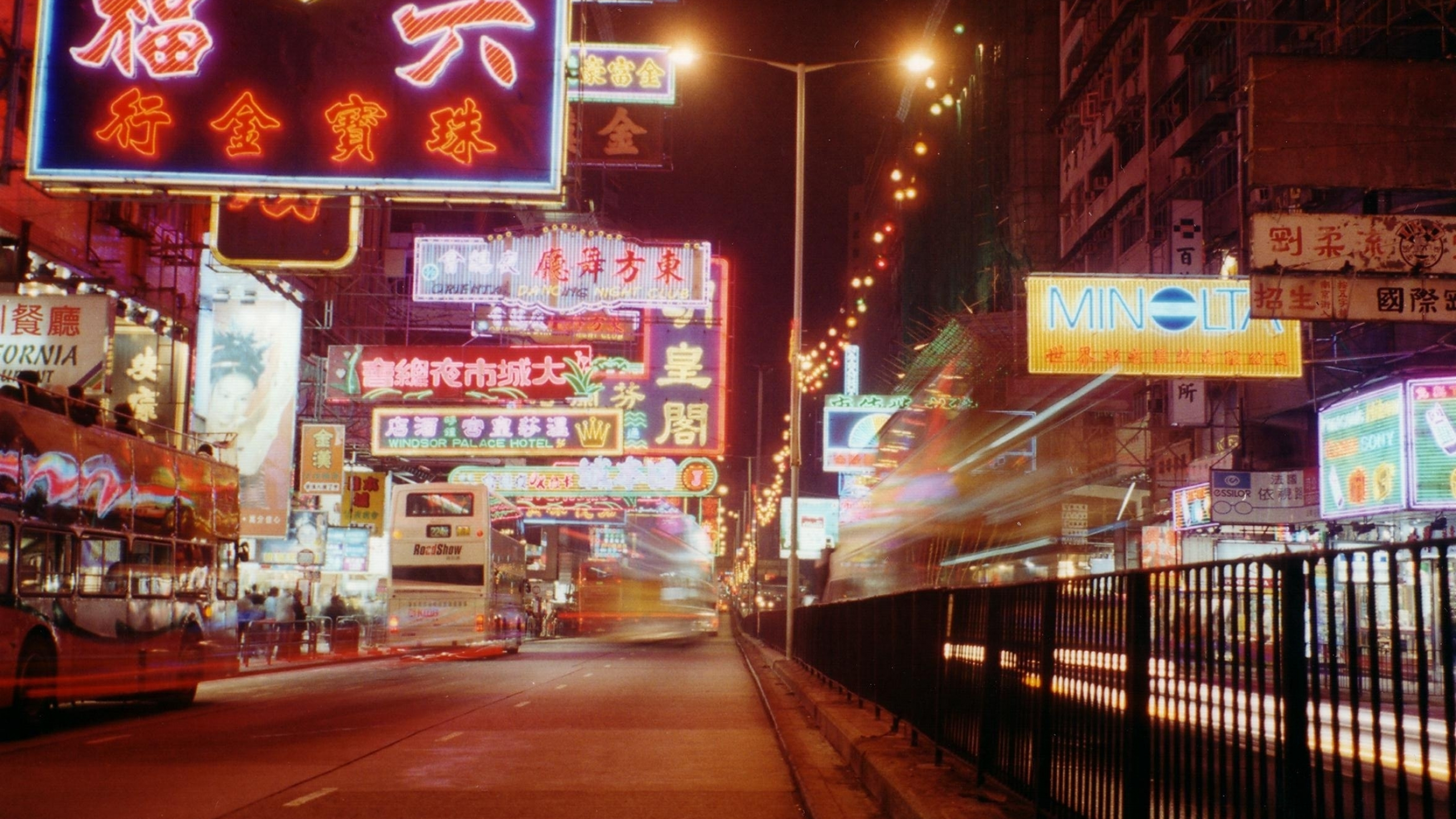 Обои ночь, неоновая вывеска, город, улица, вывески в разрешении 2560x1440