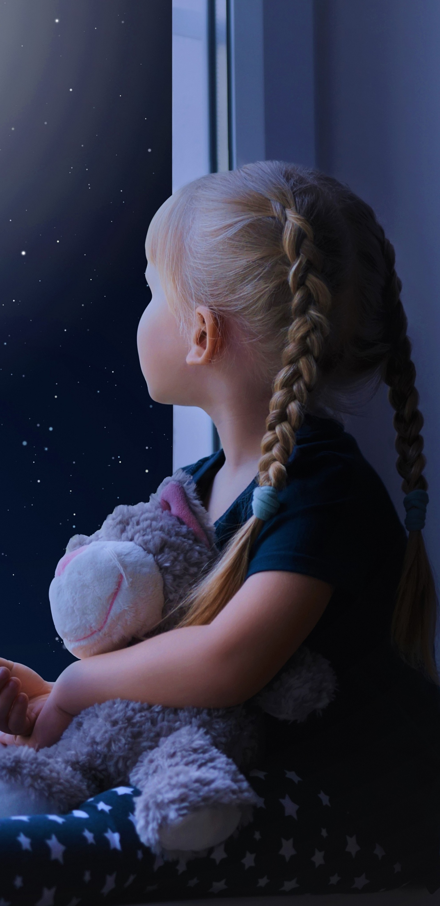 Обои прическа, лазурный, окно, пурпур, жест в разрешении 1440x2960