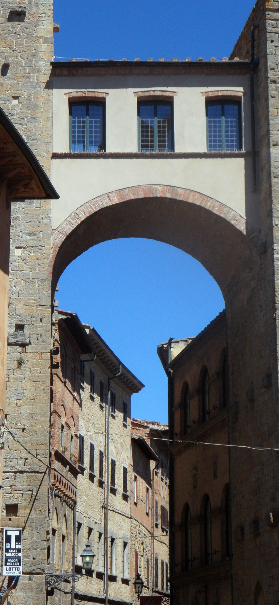 Обои средневековая архитектура, арка, городок, здание, стена в разрешении 1125x2436