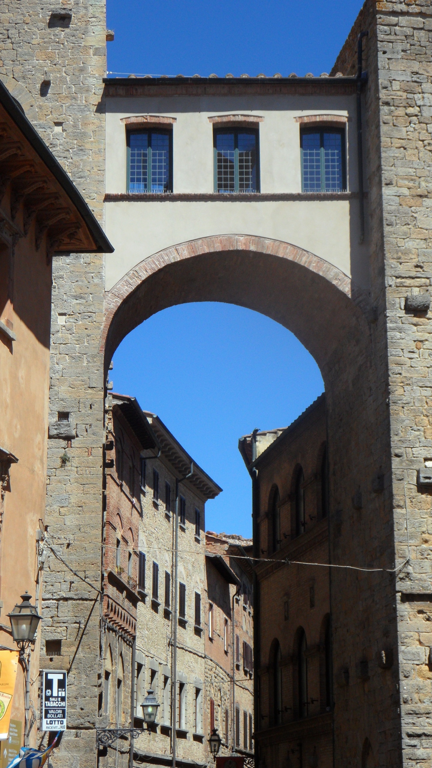 Обои средневековая архитектура, арка, городок, здание, стена в разрешении 1440x2560