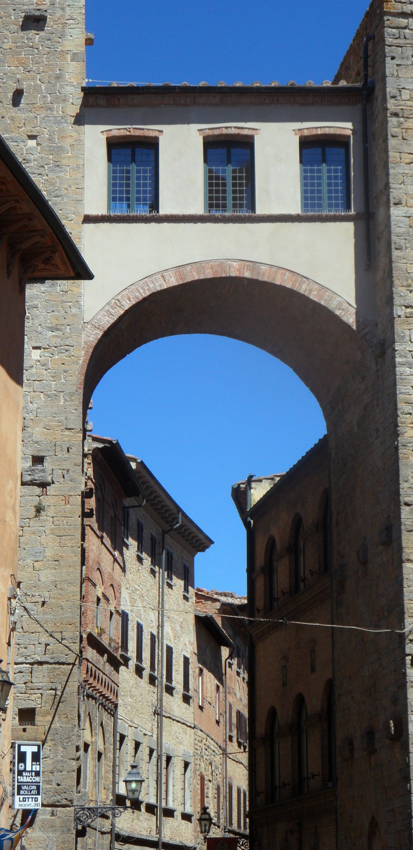Обои средневековая архитектура, арка, городок, здание, стена в разрешении 1440x2960