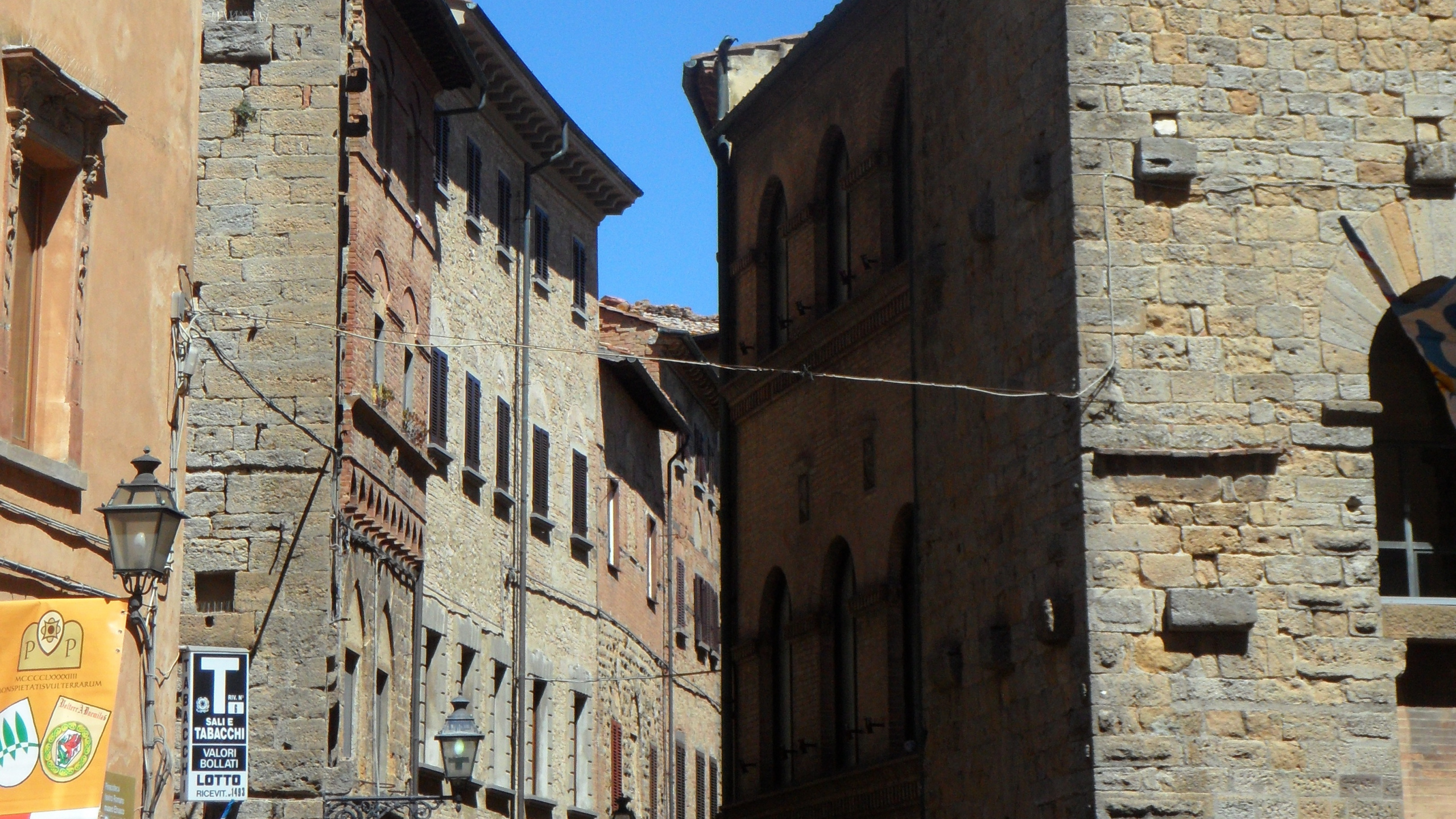 Обои средневековая архитектура, арка, городок, здание, стена в разрешении 2560x1440